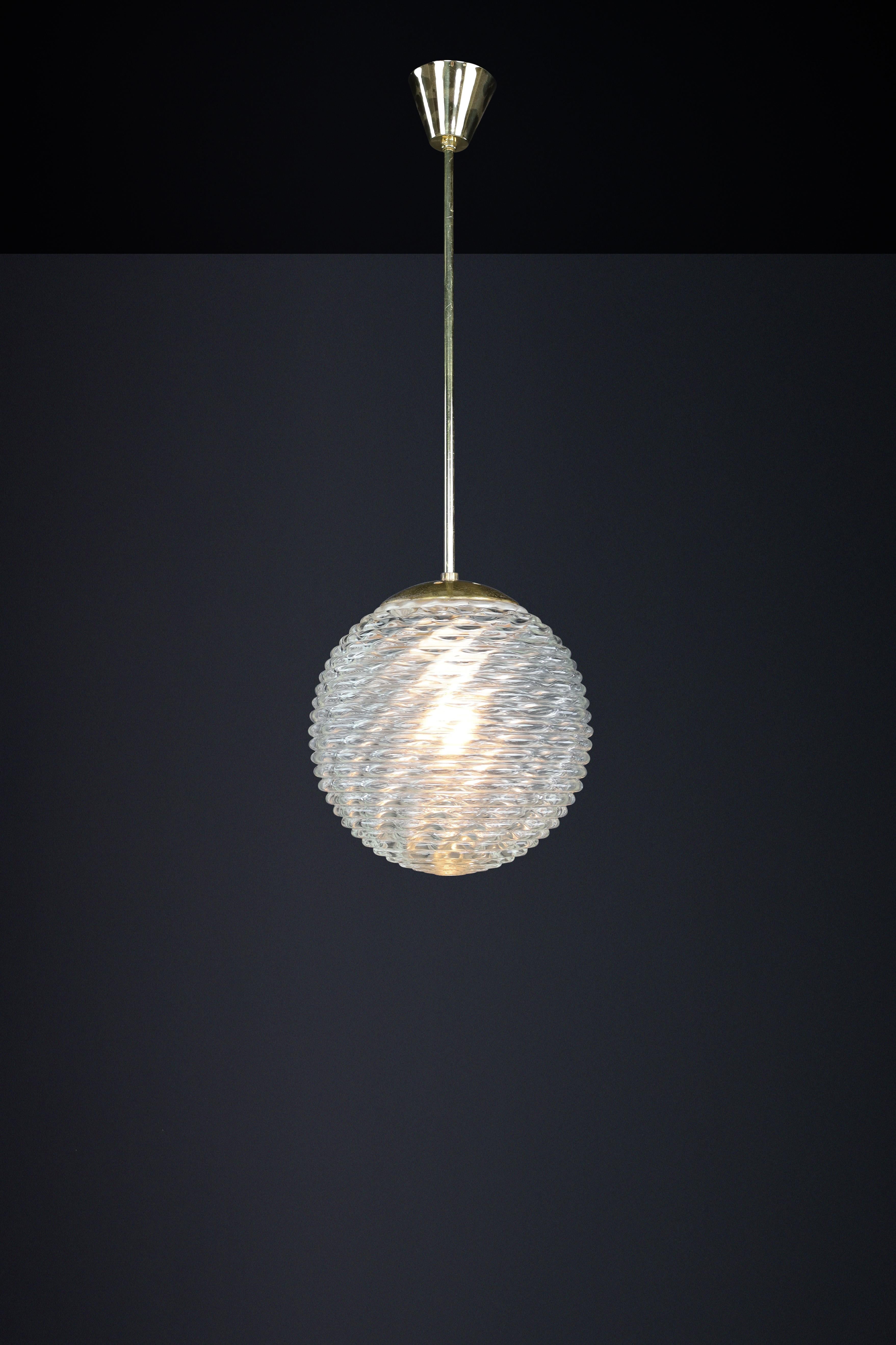 Mid-Century Modern Pendentif en laiton et verre à motifs mi-siècle moderne, Prague, années 1960 en vente