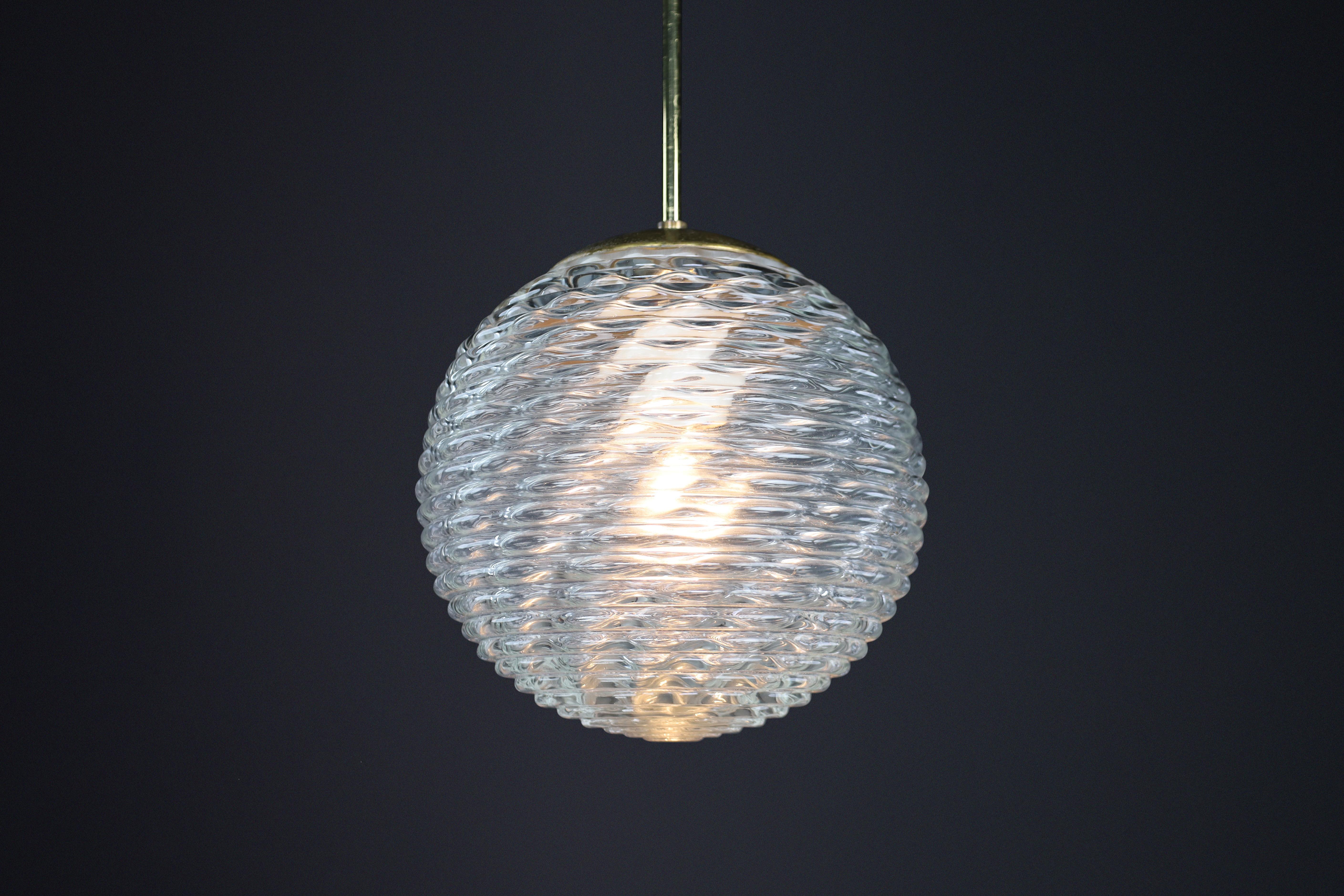 Tchèque Pendentif en laiton et verre à motifs mi-siècle moderne, Prague, années 1960 en vente