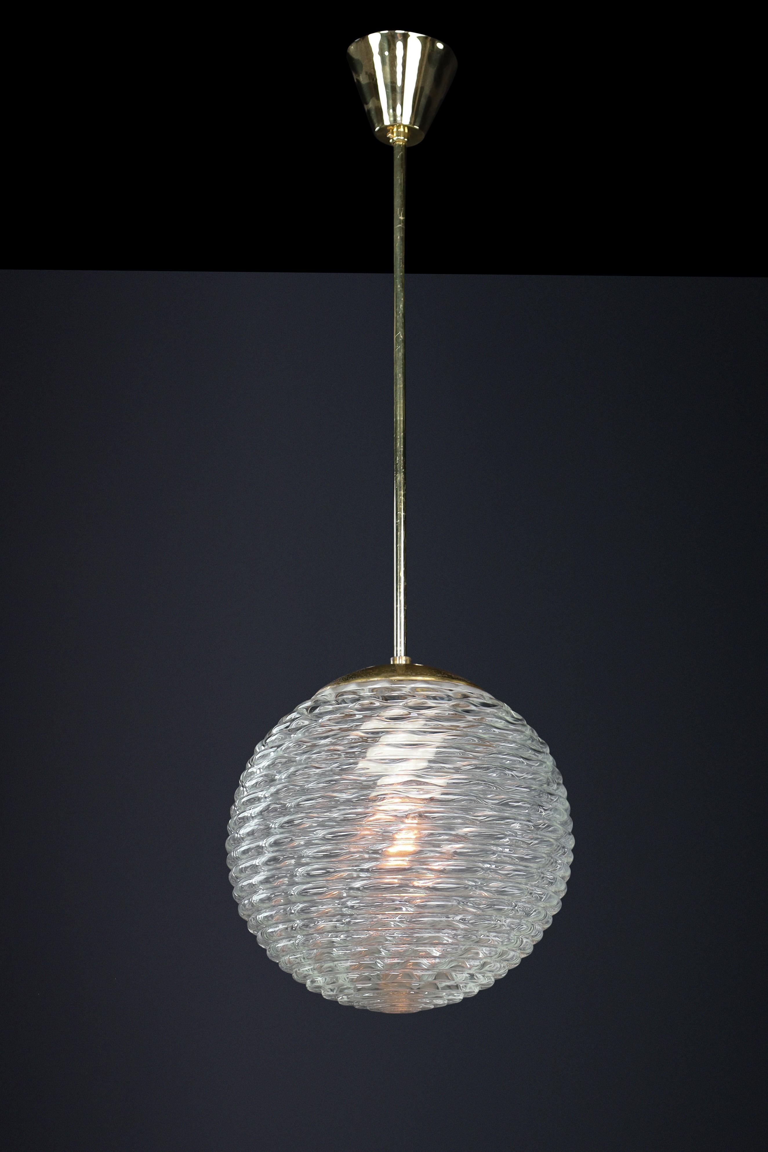 Pendentif en laiton et verre à motifs mi-siècle moderne, Prague, années 1960 Bon état - En vente à Almelo, NL