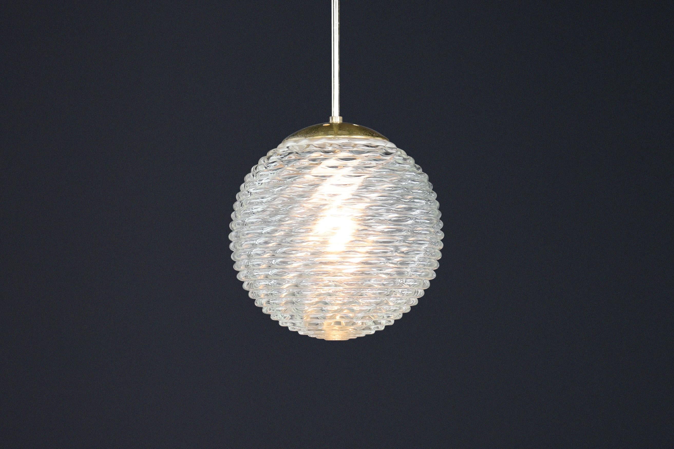 20ième siècle Pendentif en laiton et verre à motifs mi-siècle moderne, Prague, années 1960 en vente