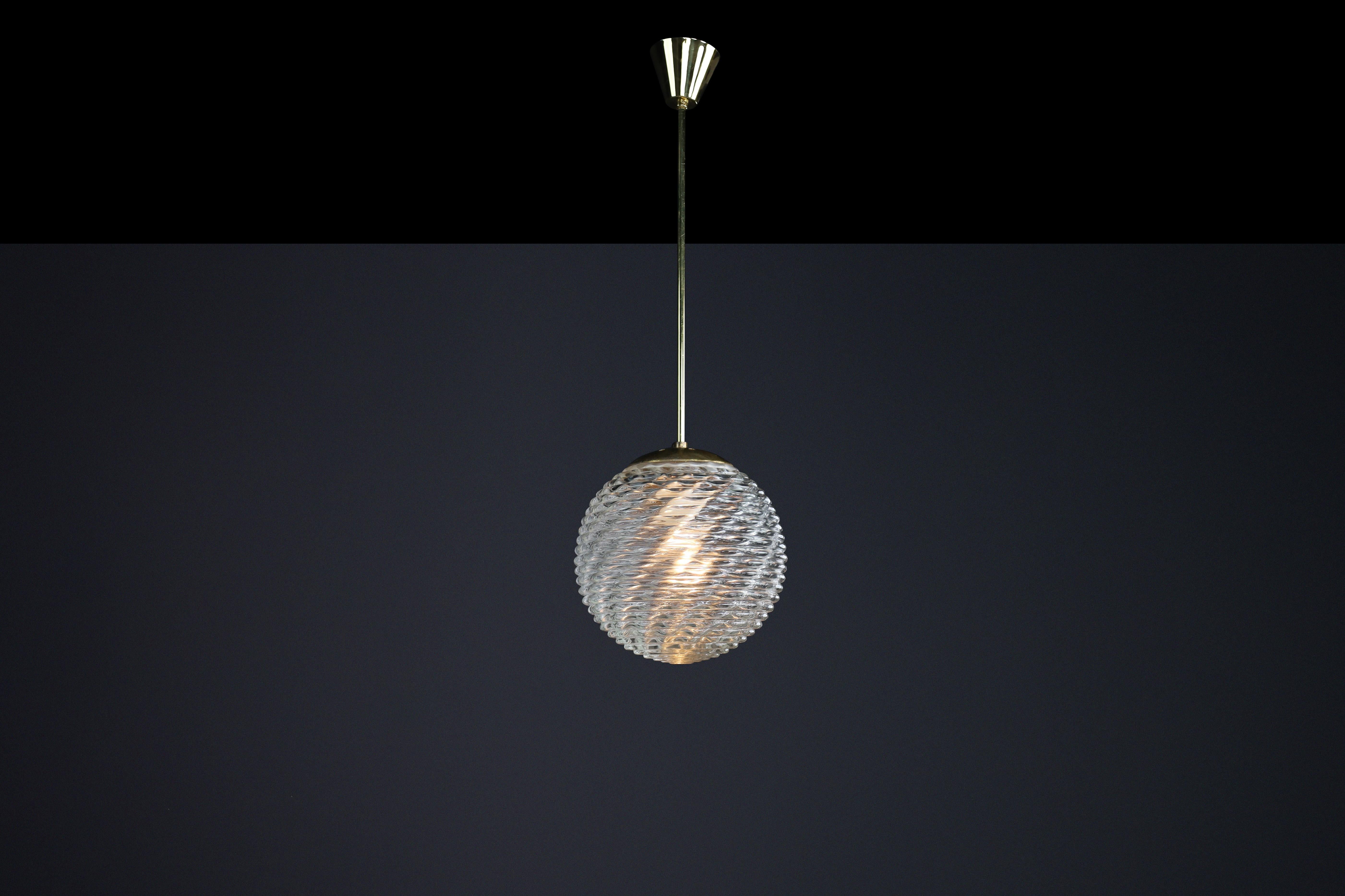 Laiton Pendentif en laiton et verre à motifs mi-siècle moderne, Prague, années 1960 en vente