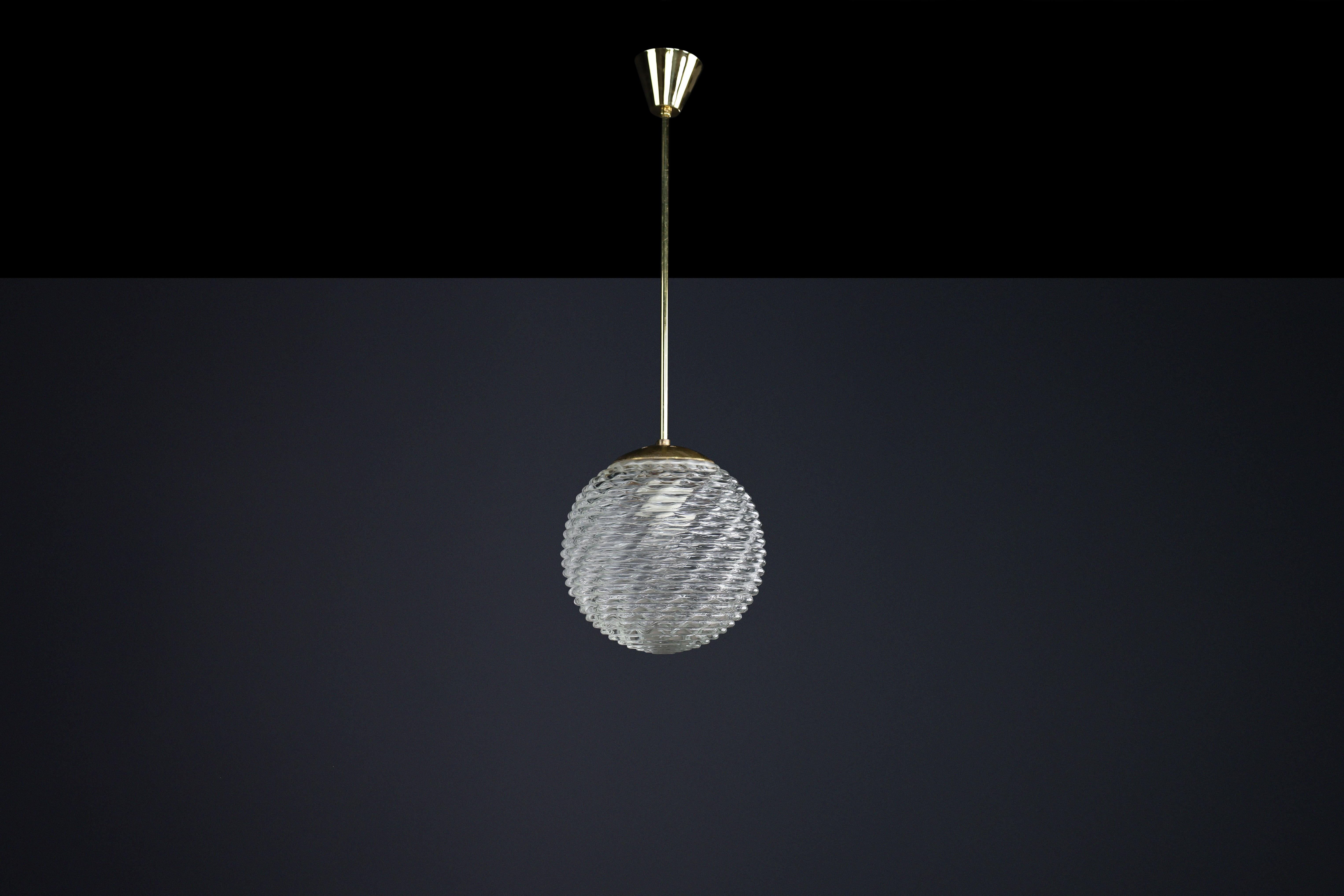 Pendentif en laiton et verre à motifs mi-siècle moderne, Prague, années 1960 en vente 1