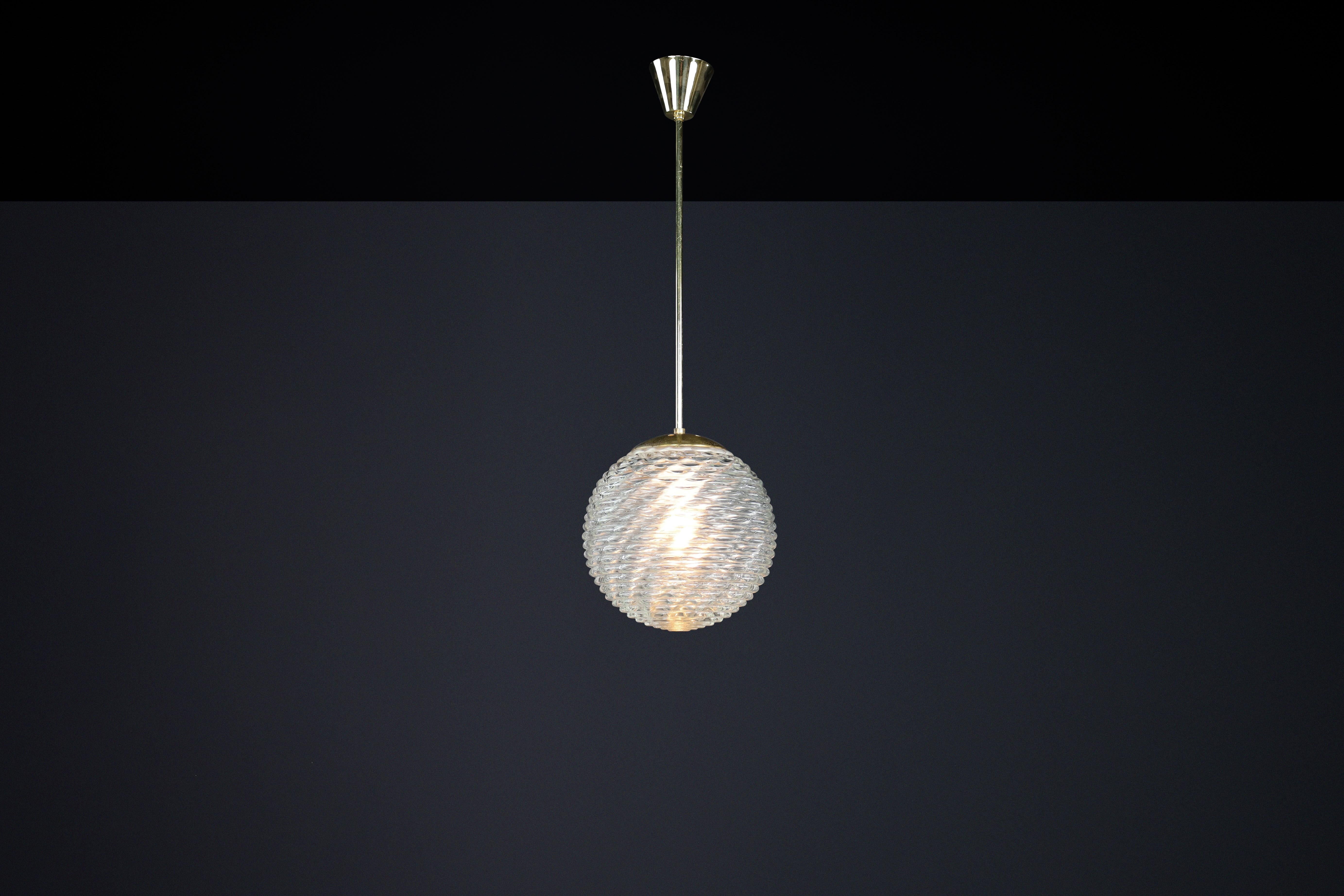 Pendentif en laiton et verre à motifs mi-siècle moderne, Prague, années 1960 en vente 2