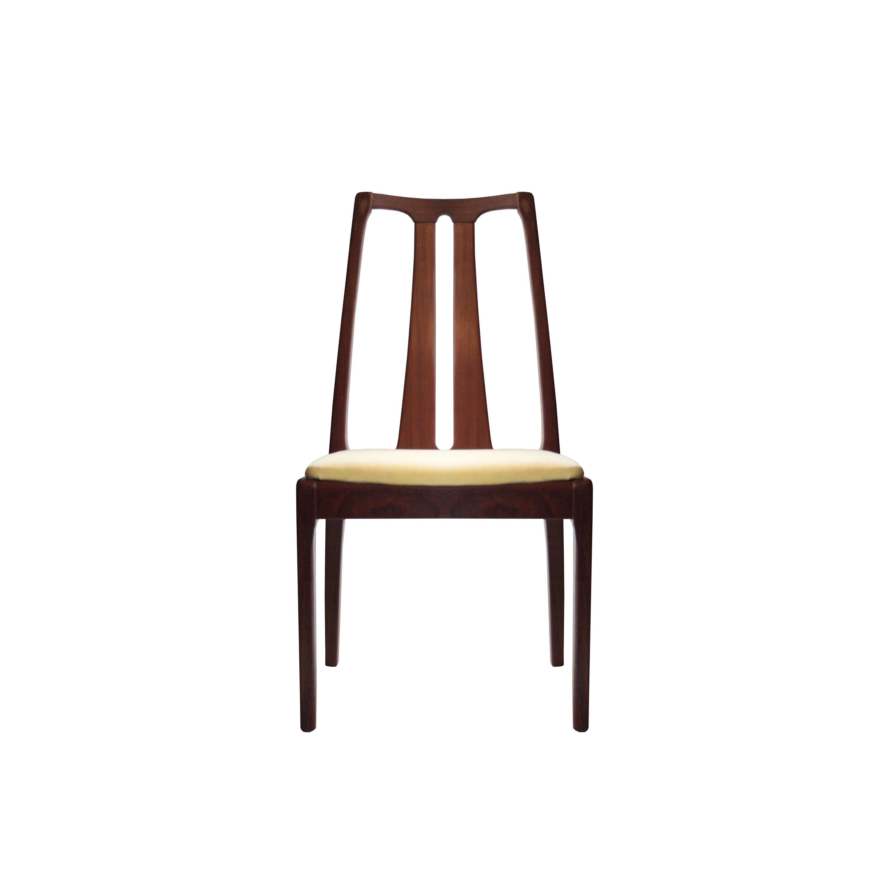 Ensemble de quatre chaises en teck massif dont l'assise a été retapissée en velours jaune par Pierre Frey.
 