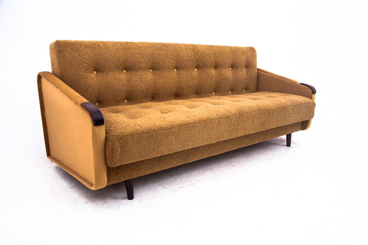 Divano originale realizzato in Danimarca negli anni '60. Dopo il restauro.

Il divano è stato rivestito con un nuovo tessuto bouclé giallo.

Il divano può essere esteso fino a una larghezza di 115 cm.

Condizioni perfette.

Dimensioni: altezza 79 cm