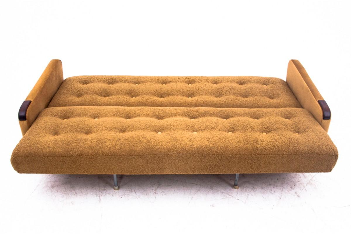 Divano moderno di metà secolo in tessuto bouclé giallo, Danimarca, anni '60. in vendita 1