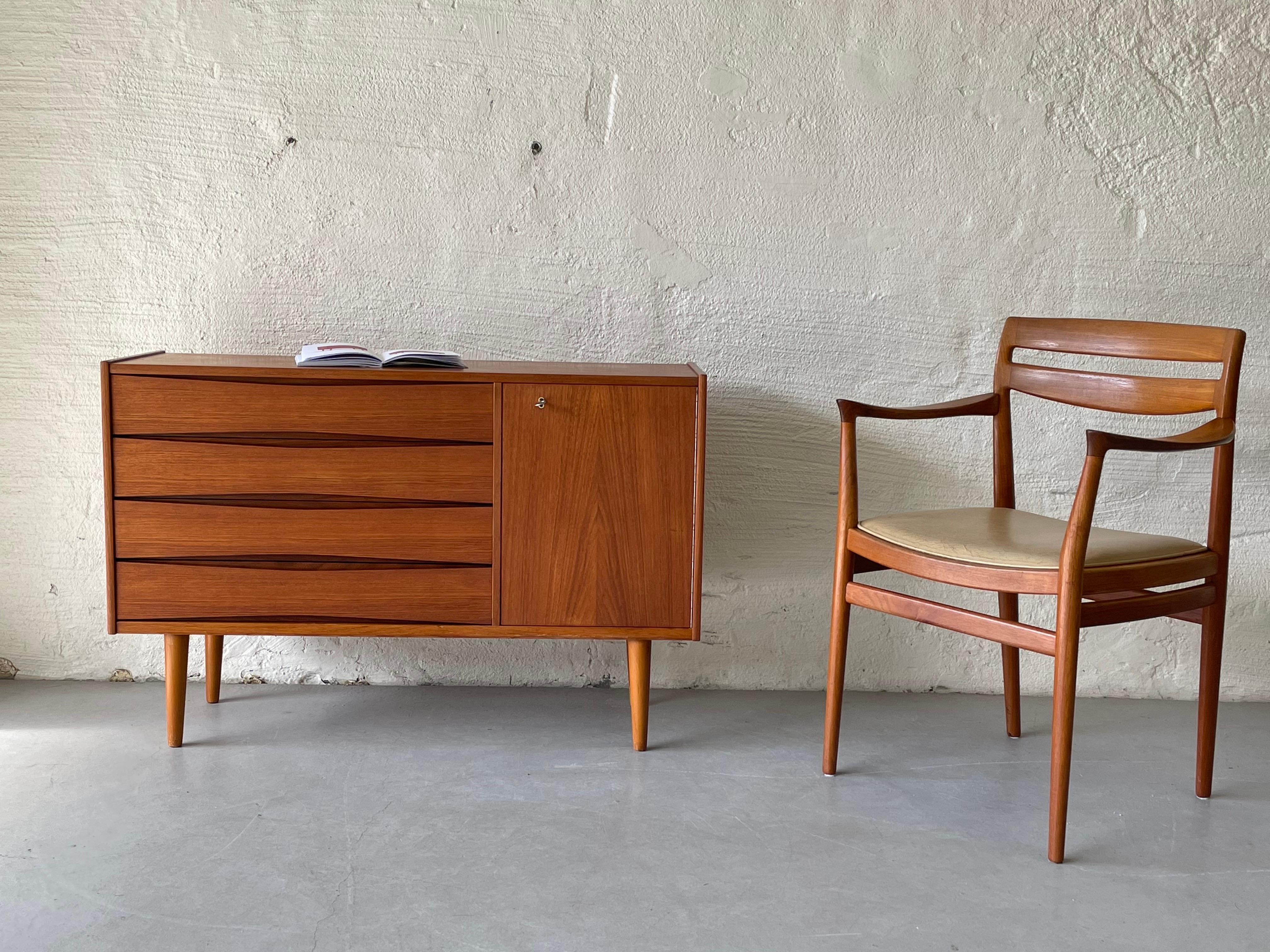Mid-Century Modern sideboard in teak designed by Fredrik Kayser for Skeie & Co, Norway 1960s. The sideboard is equipped with four drawers crafted with sculpted handles. The locking cabinet features swing out doors revealing open storage space