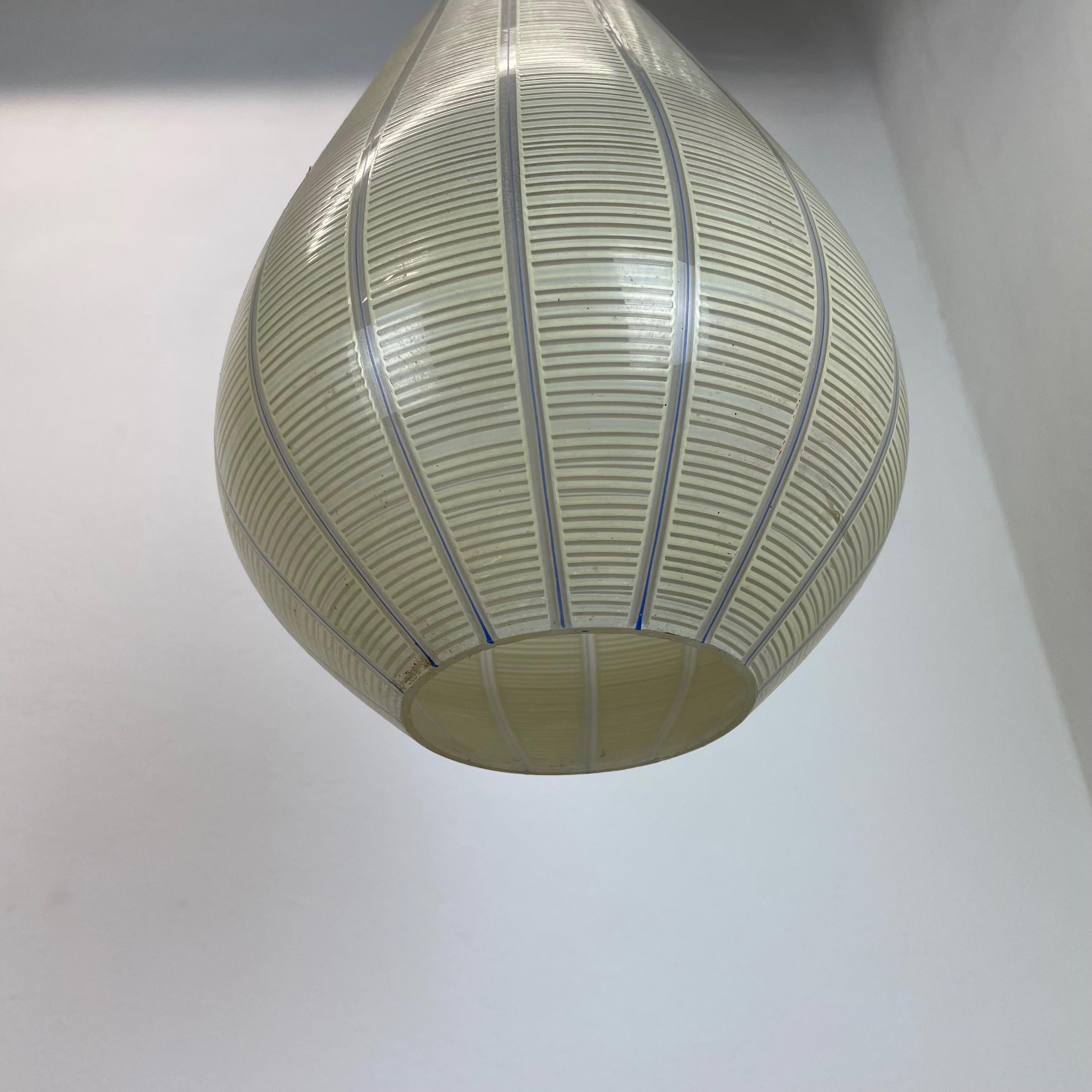 Lampe suspendue de style Stilnovo en verre de 29 cm de style moderniste du milieu du siècle, Italie, 1950 en vente 3