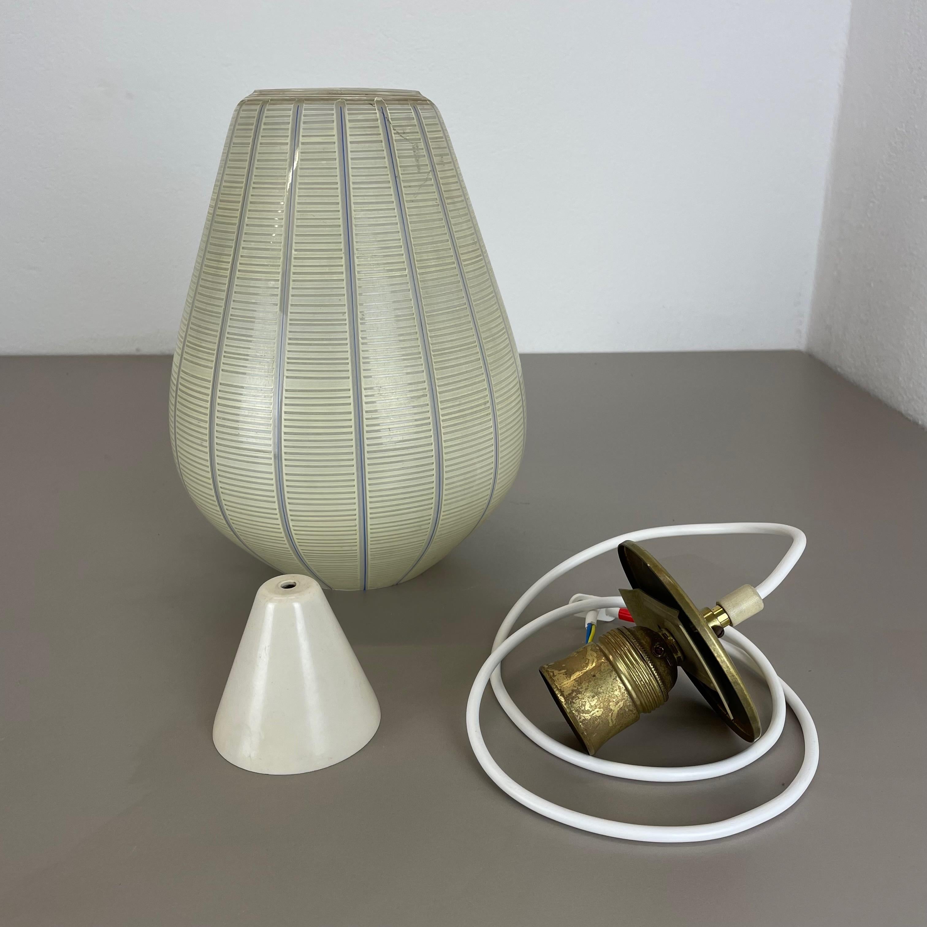 Lampe suspendue de style Stilnovo en verre de 29 cm de style moderniste du milieu du siècle, Italie, 1950 en vente 13