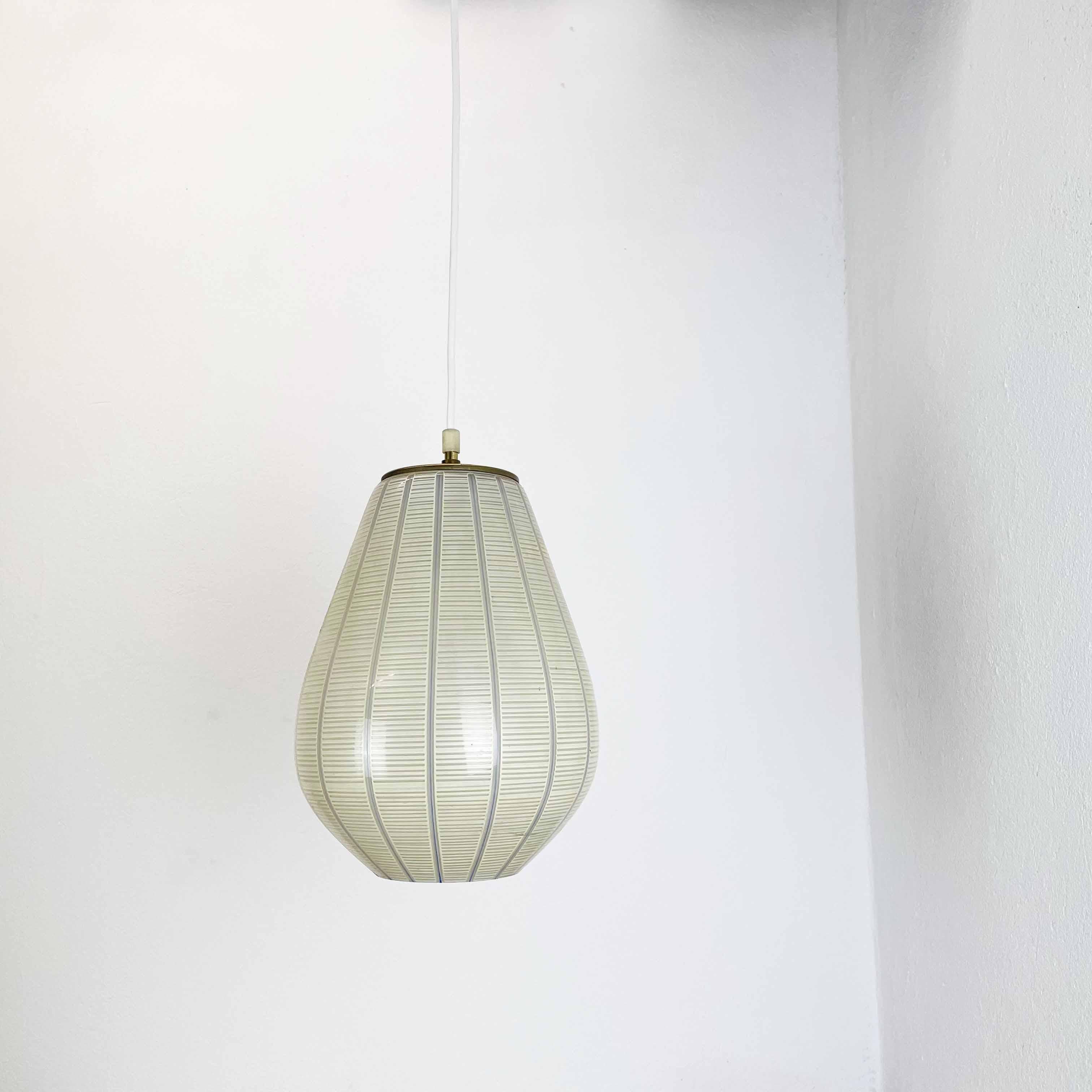 Mid-Century Modern Lampe suspendue de style Stilnovo en verre de 29 cm de style moderniste du milieu du siècle, Italie, 1950 en vente