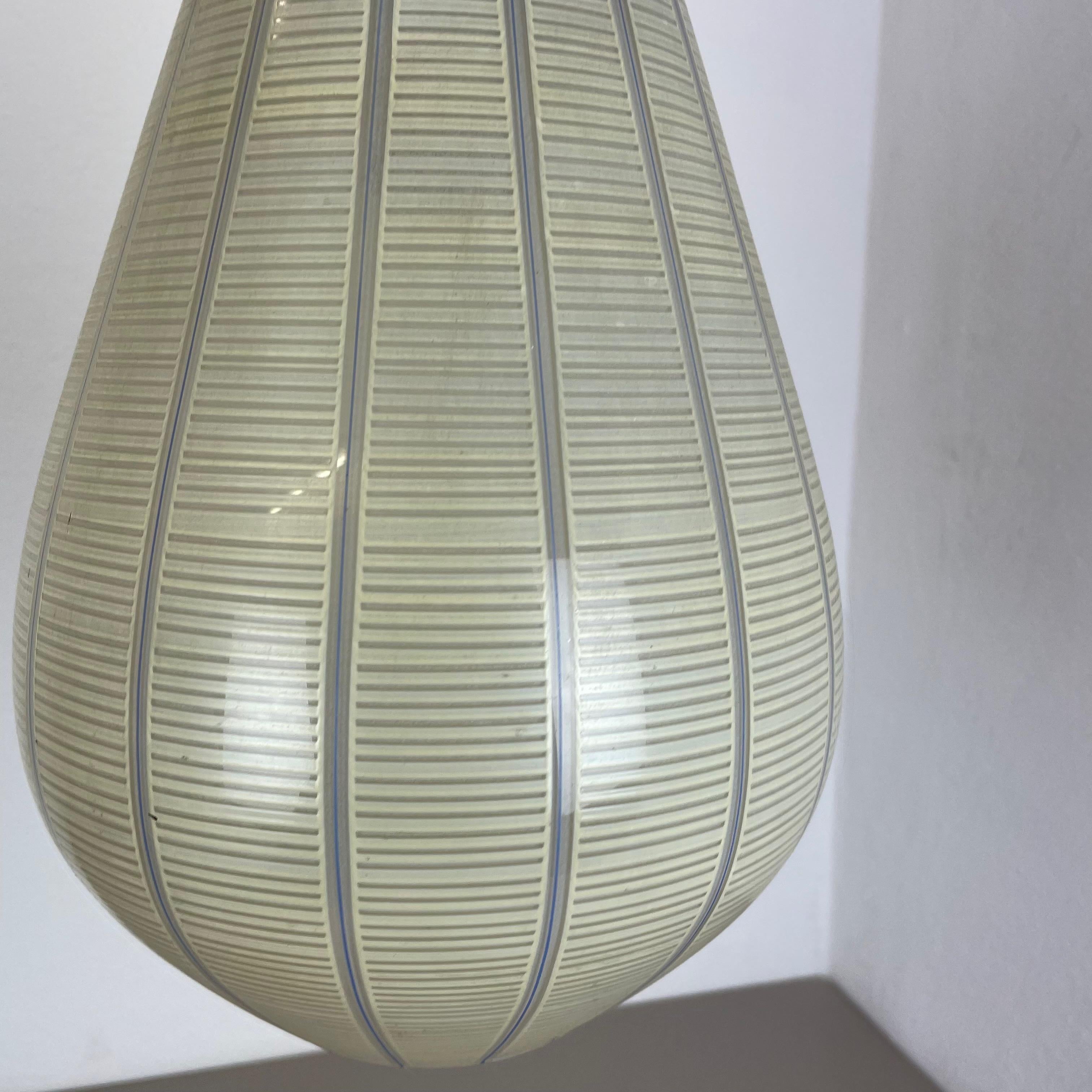 20ième siècle Lampe suspendue de style Stilnovo en verre de 29 cm de style moderniste du milieu du siècle, Italie, 1950 en vente