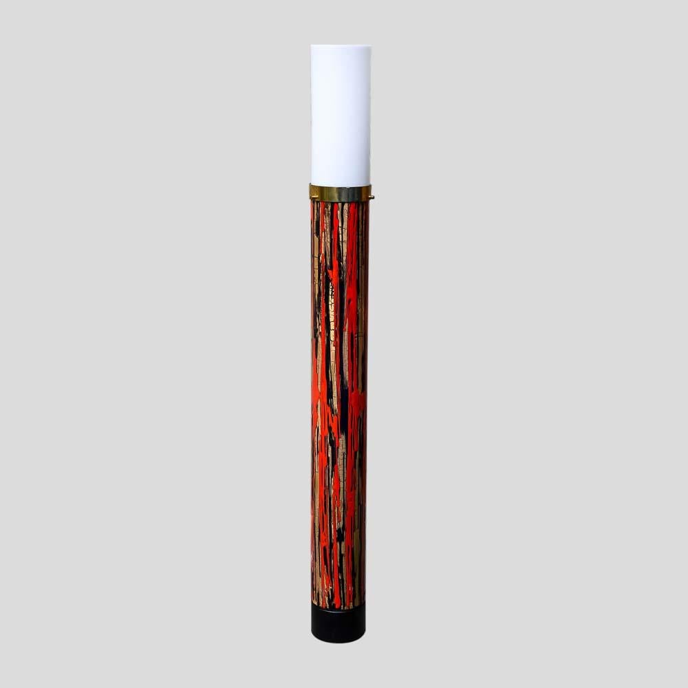 Un lampadaire original du milieu du siècle dernier. Structure abstraite artistique cylindrique en métal émaillé multicolore avec un abat-jour cylindrique en acrylique blanc. Design/One italien par Angelo Brotto pour Esperia
Cette lampe est tout à