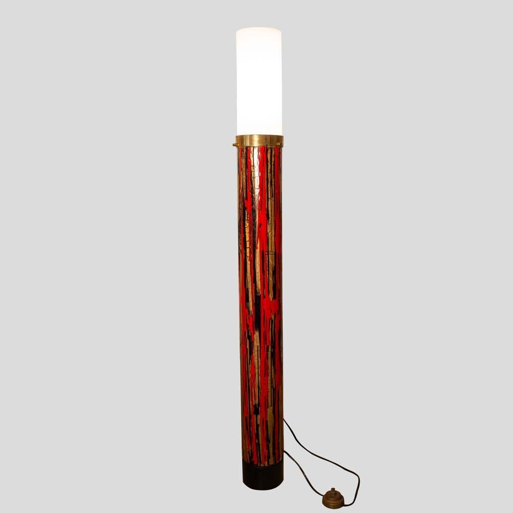 Mid-Century Modern Lampadaire moderniste du milieu du siècle dernier émaillé d'art sur abat-jour en métal acrylique, Angelo Brotto en vente