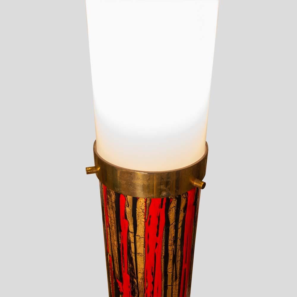 italien Lampadaire moderniste du milieu du siècle dernier émaillé d'art sur abat-jour en métal acrylique, Angelo Brotto en vente
