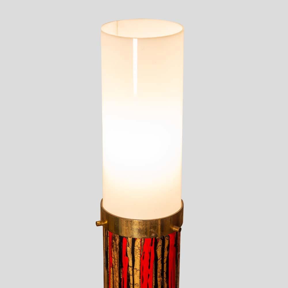 Métal Lampadaire moderniste du milieu du siècle dernier émaillé d'art sur abat-jour en métal acrylique, Angelo Brotto en vente
