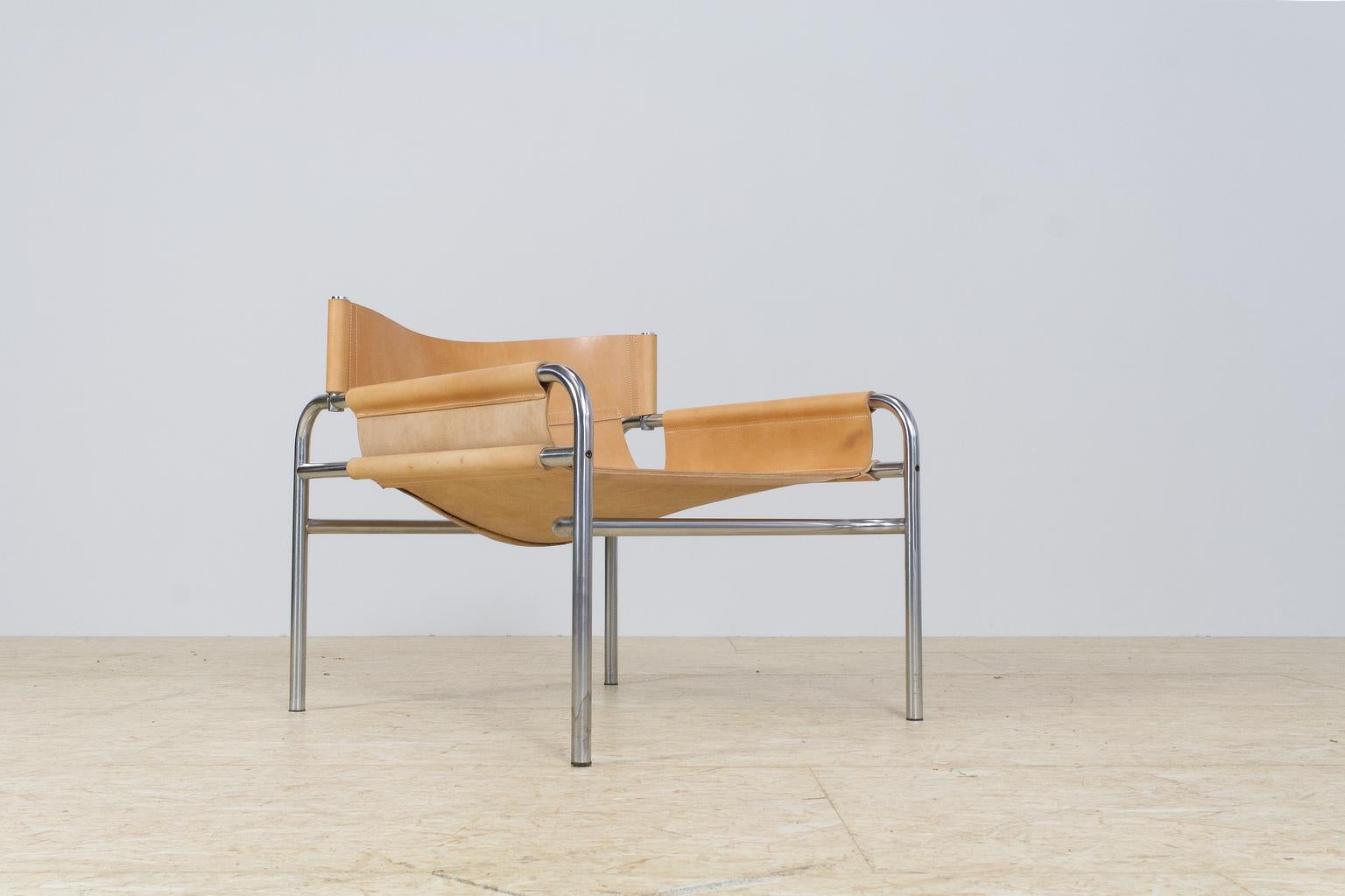 Mid-Century Modernist lounge chair designed by Dutch designer Walter Antonis for ''t Spectrum', collection 1971-1974. These Minimalist yet eye catching chair has a modern and luxurious look and feel to it. The combination of the modest, yet