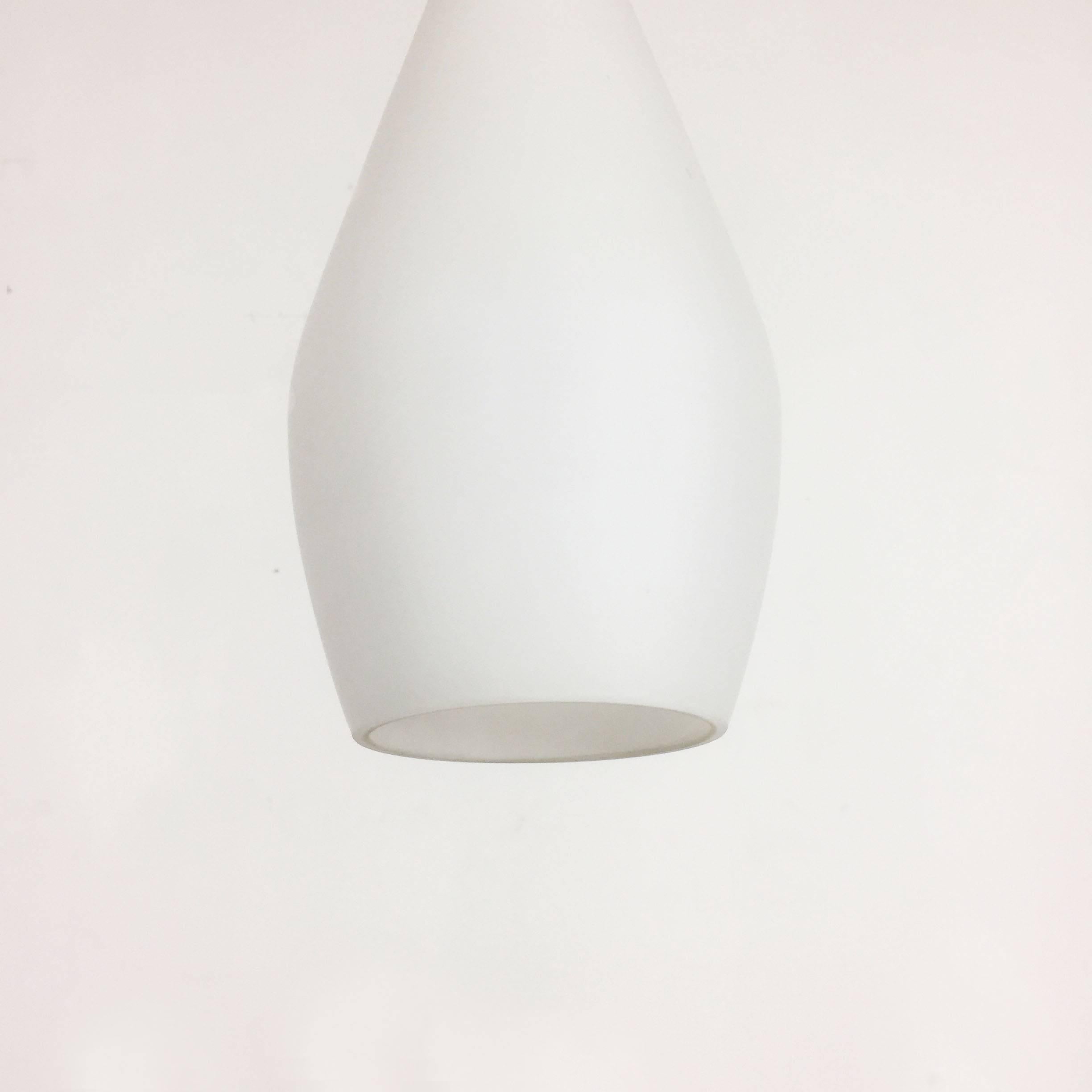 Midcentury Modernist Opal Glass Stilnovo Style Tube Hanging Light, Italy, 1950 In Good Condition For Sale In Kirchlengern, DE