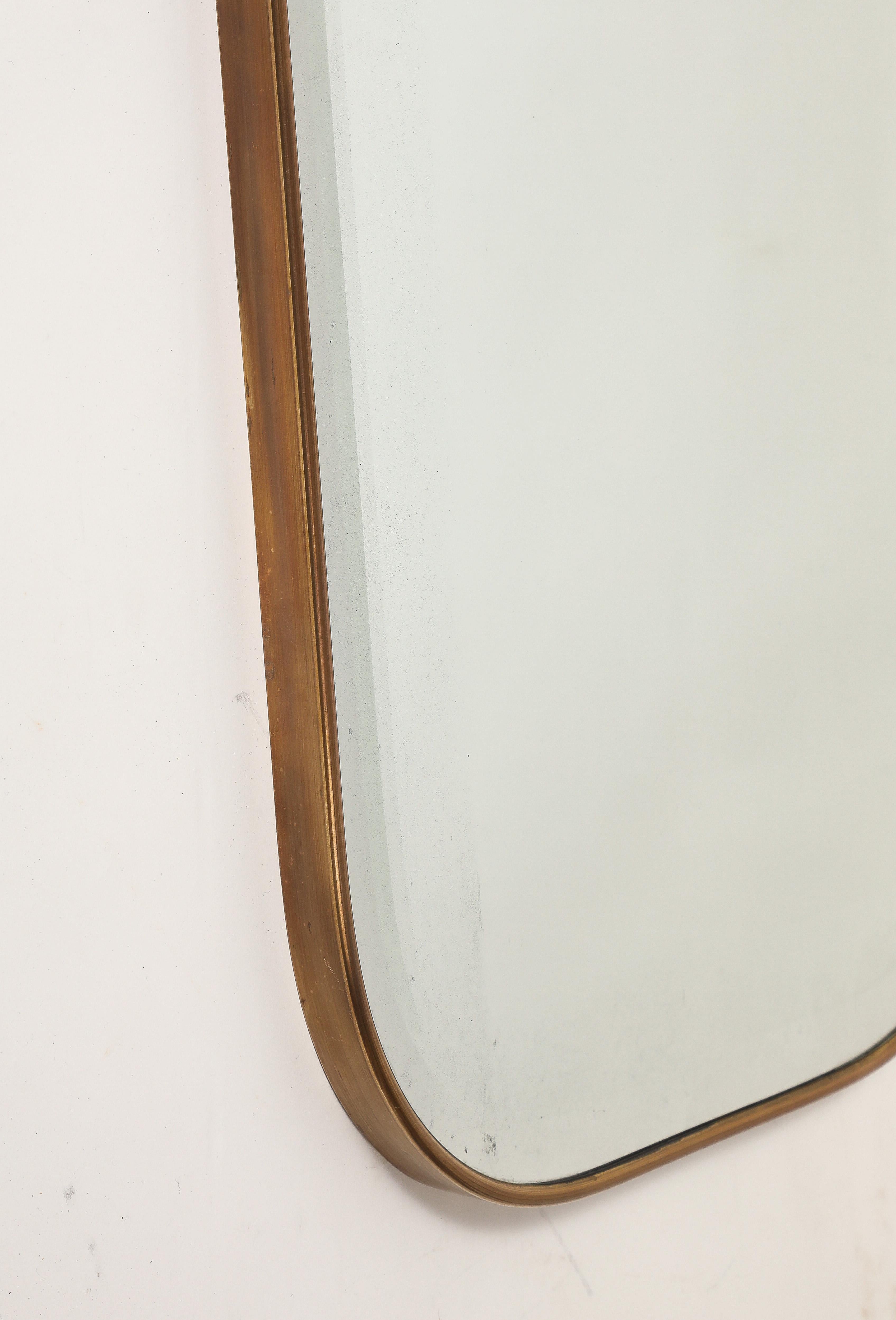 Miroir mural biseauté en laiton de style moderniste du milieu du siècle dernier en vente 3