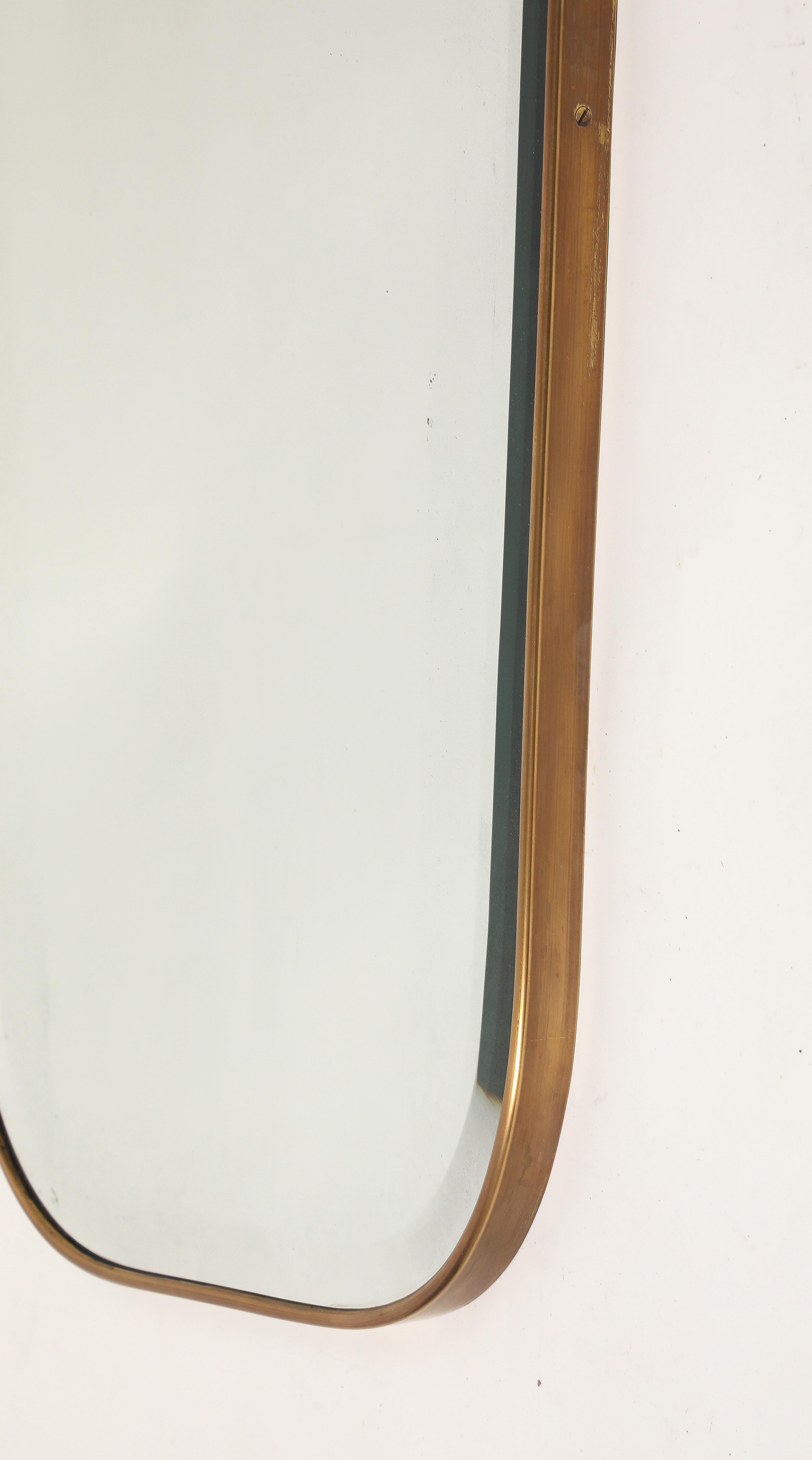 Miroir mural biseauté en laiton de style moderniste du milieu du siècle dernier en vente 4