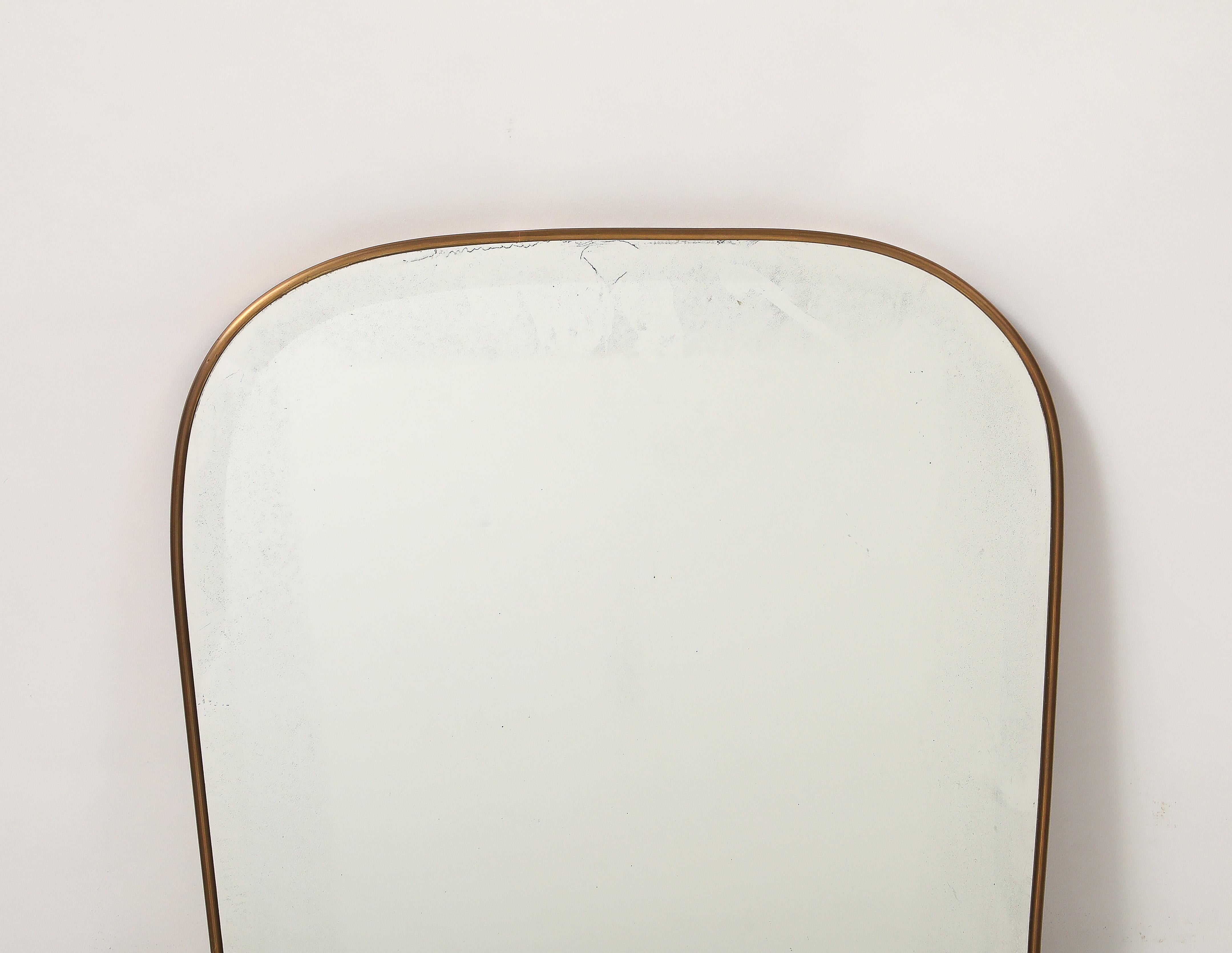 Miroir mural biseauté en laiton de style moderniste du milieu du siècle dernier Bon état - En vente à New York, NY