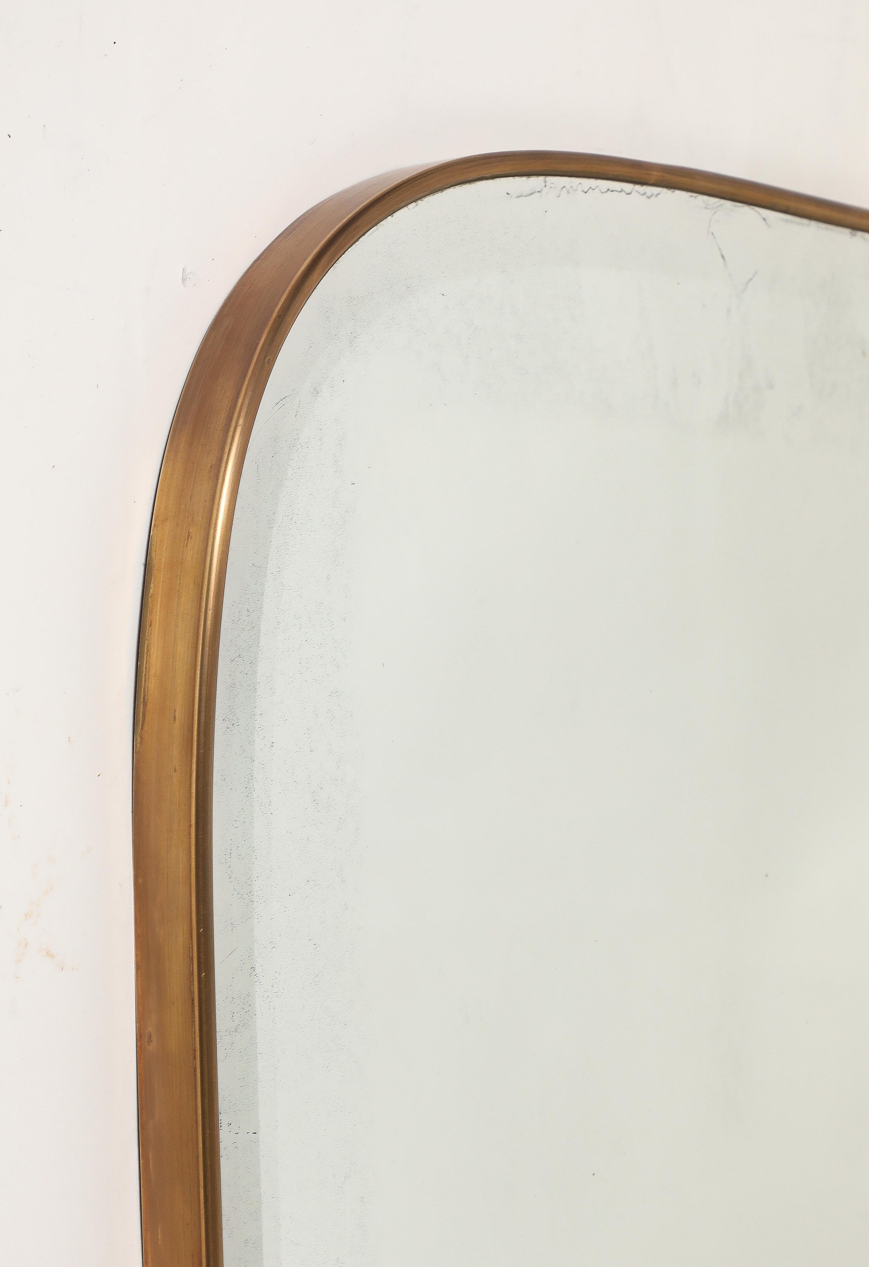 Milieu du XXe siècle Miroir mural biseauté en laiton de style moderniste du milieu du siècle dernier en vente