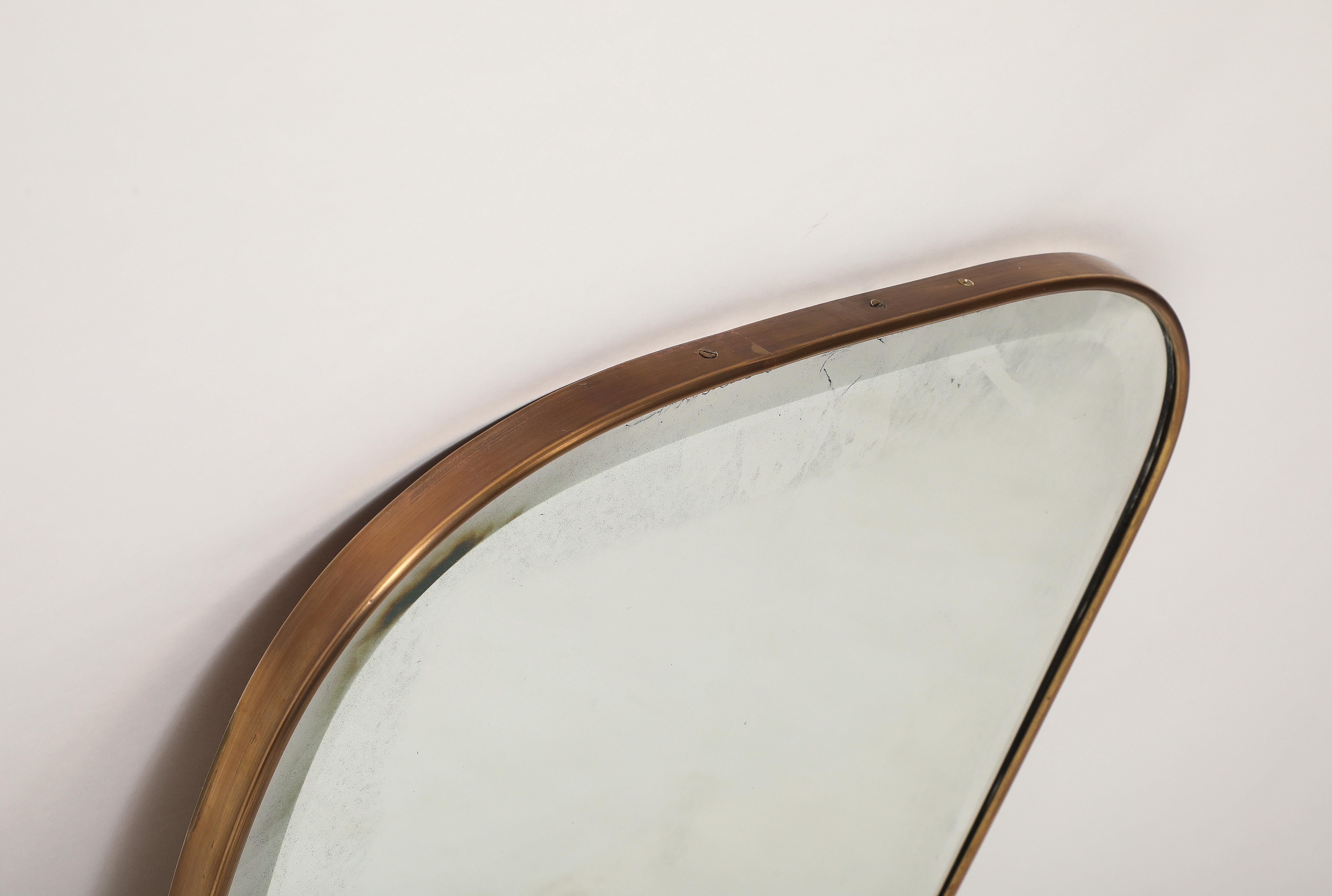 Laiton Miroir mural biseauté en laiton de style moderniste du milieu du siècle dernier en vente