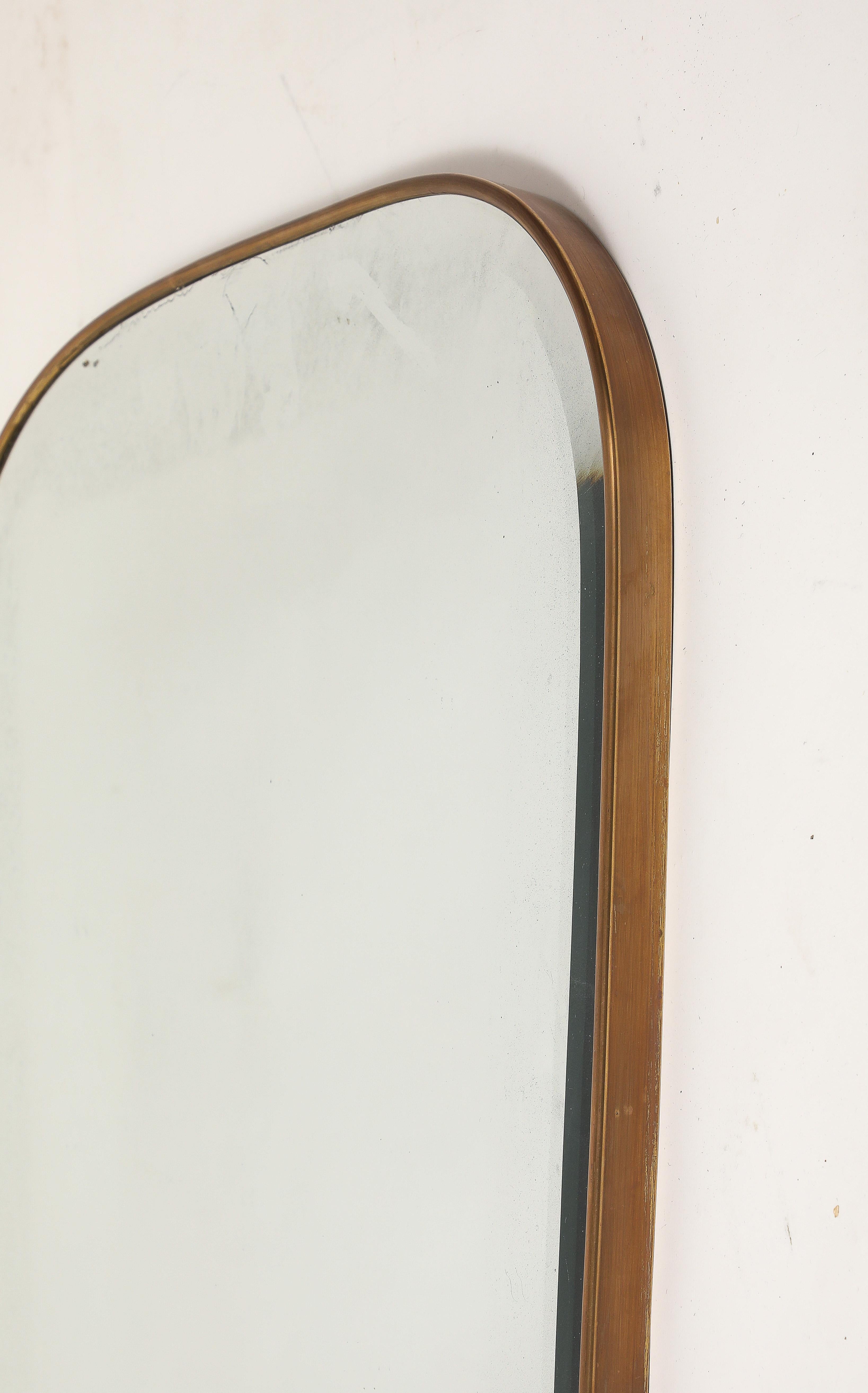 Miroir mural biseauté en laiton de style moderniste du milieu du siècle dernier en vente 1