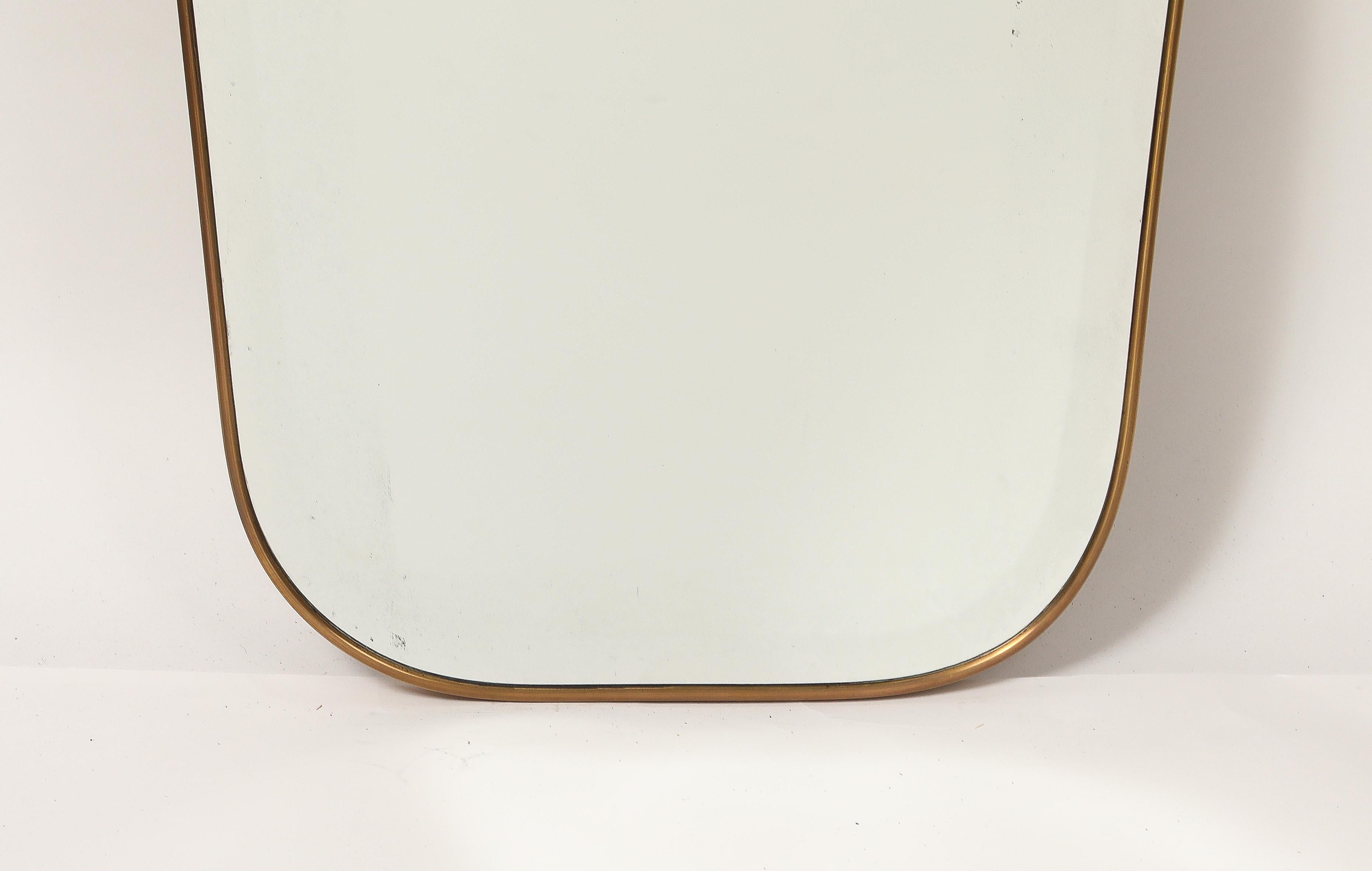 Miroir mural biseauté en laiton de style moderniste du milieu du siècle dernier en vente 2