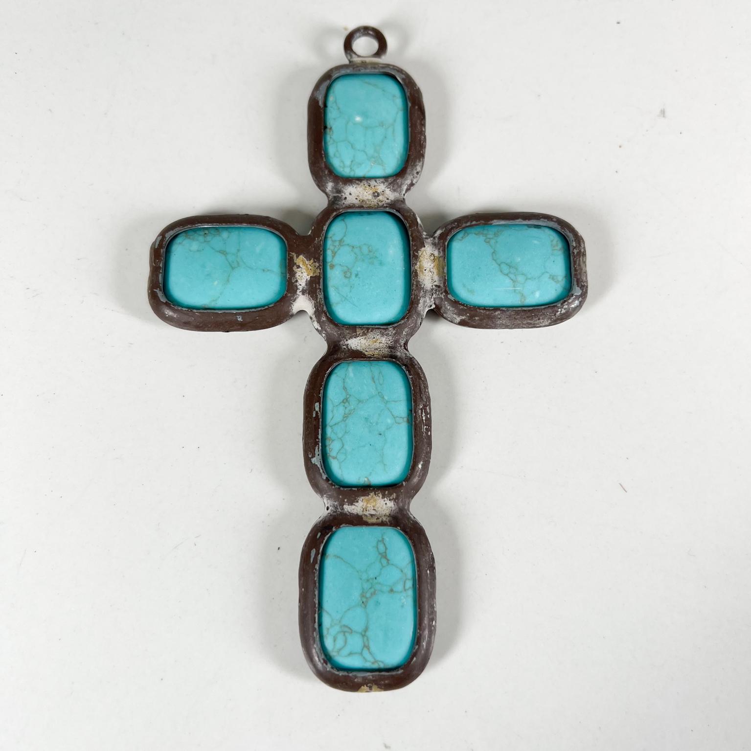 Modernist turquoise blue cross pendant hanging ornament
Measures: 3.75 W x 5.75 H x .25 D
Preowned used vintage condition.
Refer to images.