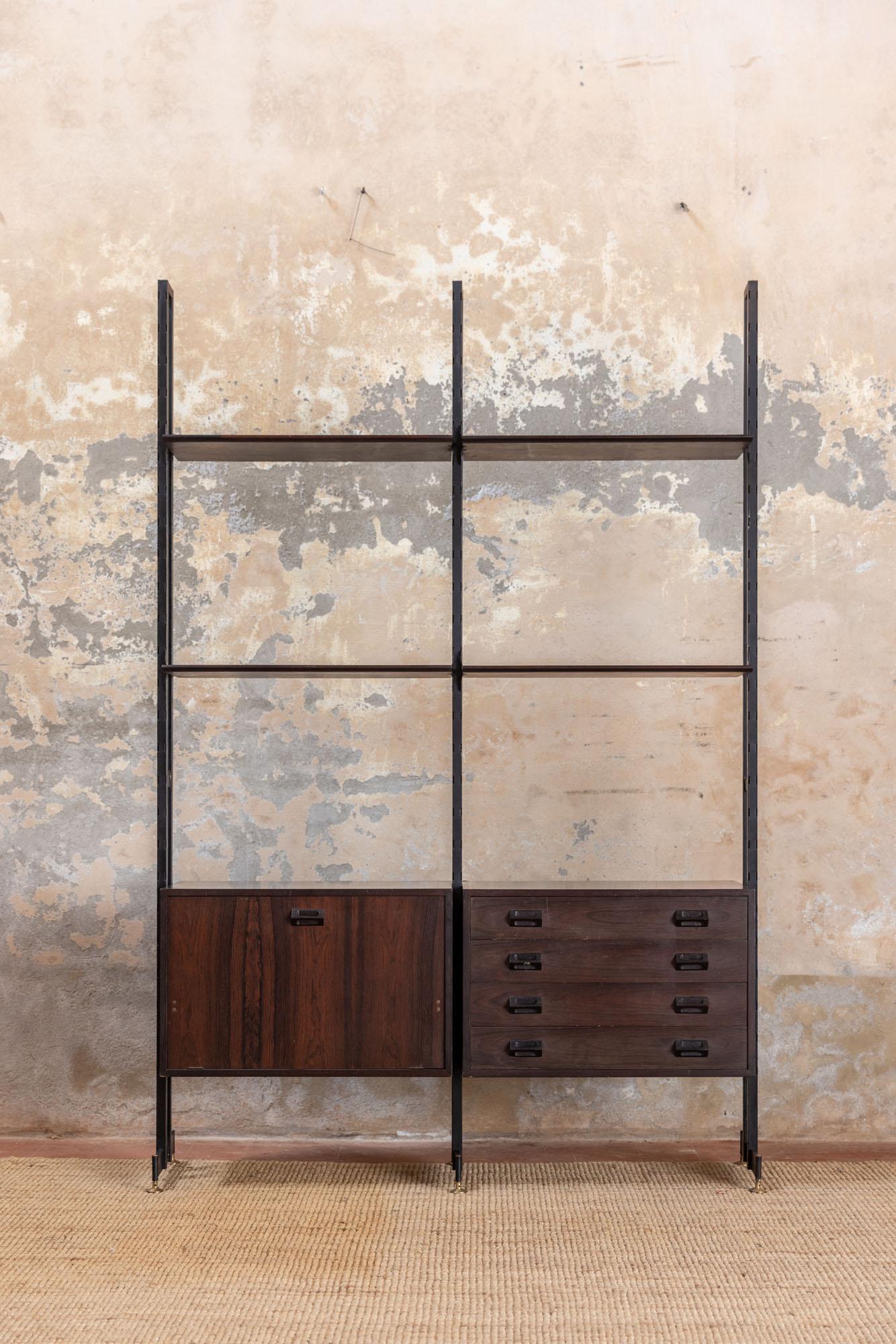 Modulares Bücherregal aus der Mitte des Jahrhunderts mit originaler Metallstruktur,  Messing-Details 
und mehrere Holzfächer; vier Schubladen auf der rechten Seite und ein großes Fach mit Klappe auf der linken Seite.
Hervorragender Vintage-Zustand