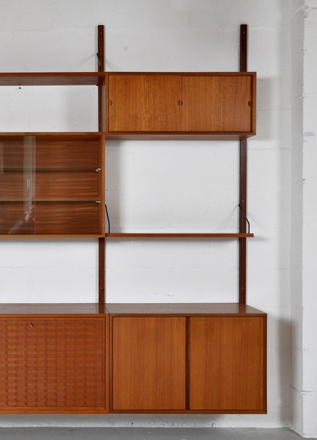 Midcentury Modular Danish Royal System Teak Wall Unit Shelving by Poul Cadovius  In Good Condition In Sherborne, Dorset