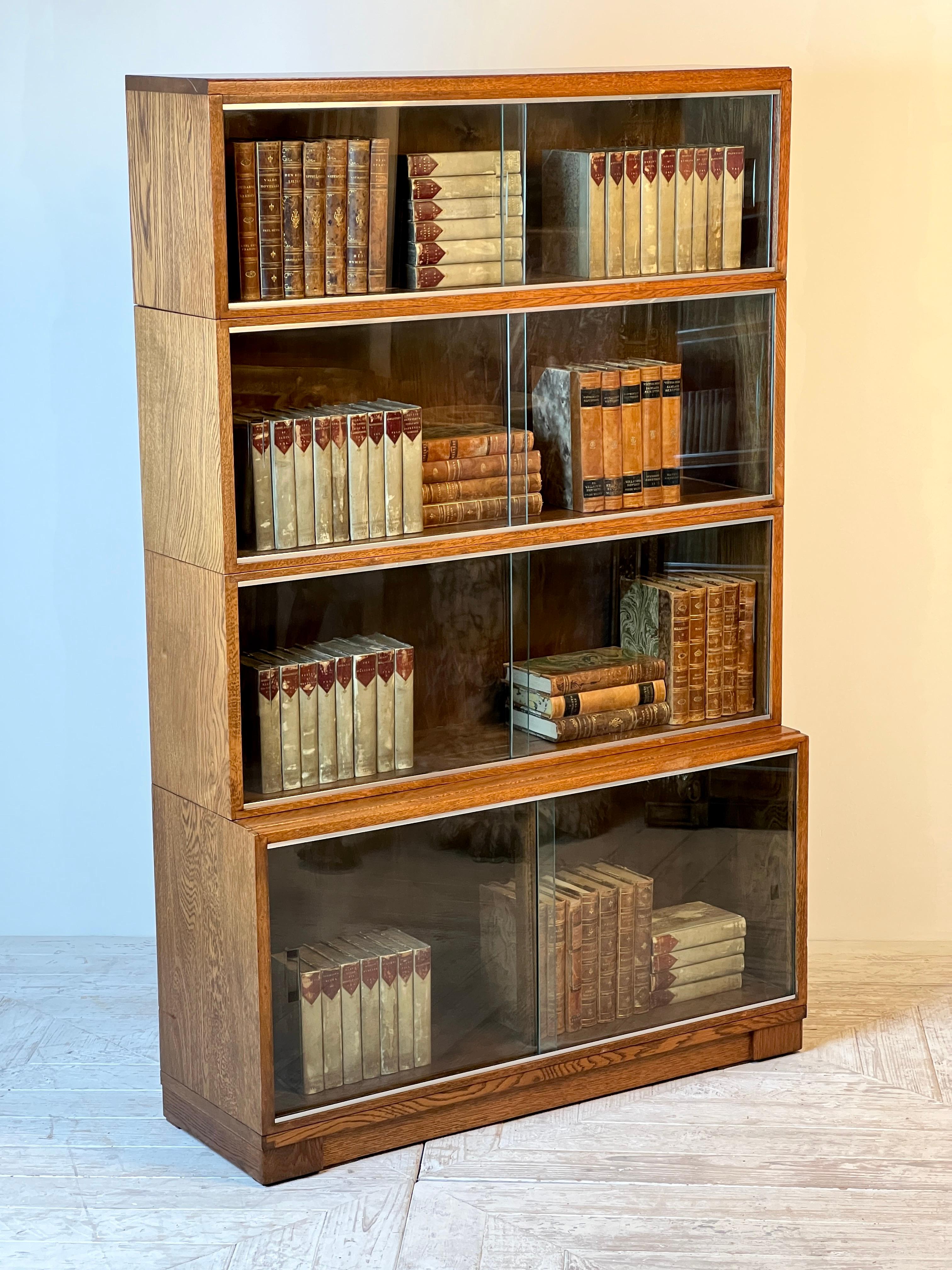 Un'elegante libreria modulare impilabile del Midcentury di Minty of Oxford. Questo pezzo versatile offre un'eccezionale funzionalità, permettendoti di personalizzare la sua configurazione aggiungendo o rimuovendo sezioni in base alle tue esigenze.
