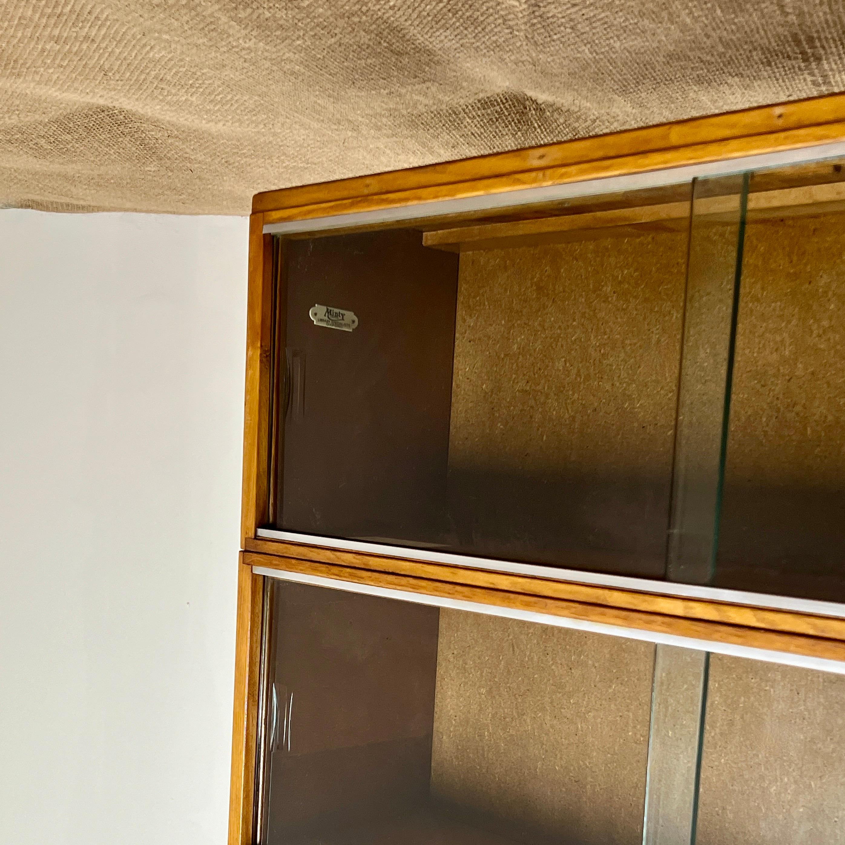 Ein schickes modulares, stapelbares Bücherregal aus der Jahrhundertmitte von Minty of Oxford (VIER VERFÜGBAR). Dieses vielseitige Möbelstück bietet eine außergewöhnliche Funktionalität, die es Ihnen ermöglicht, seine Konfiguration durch Hinzufügen