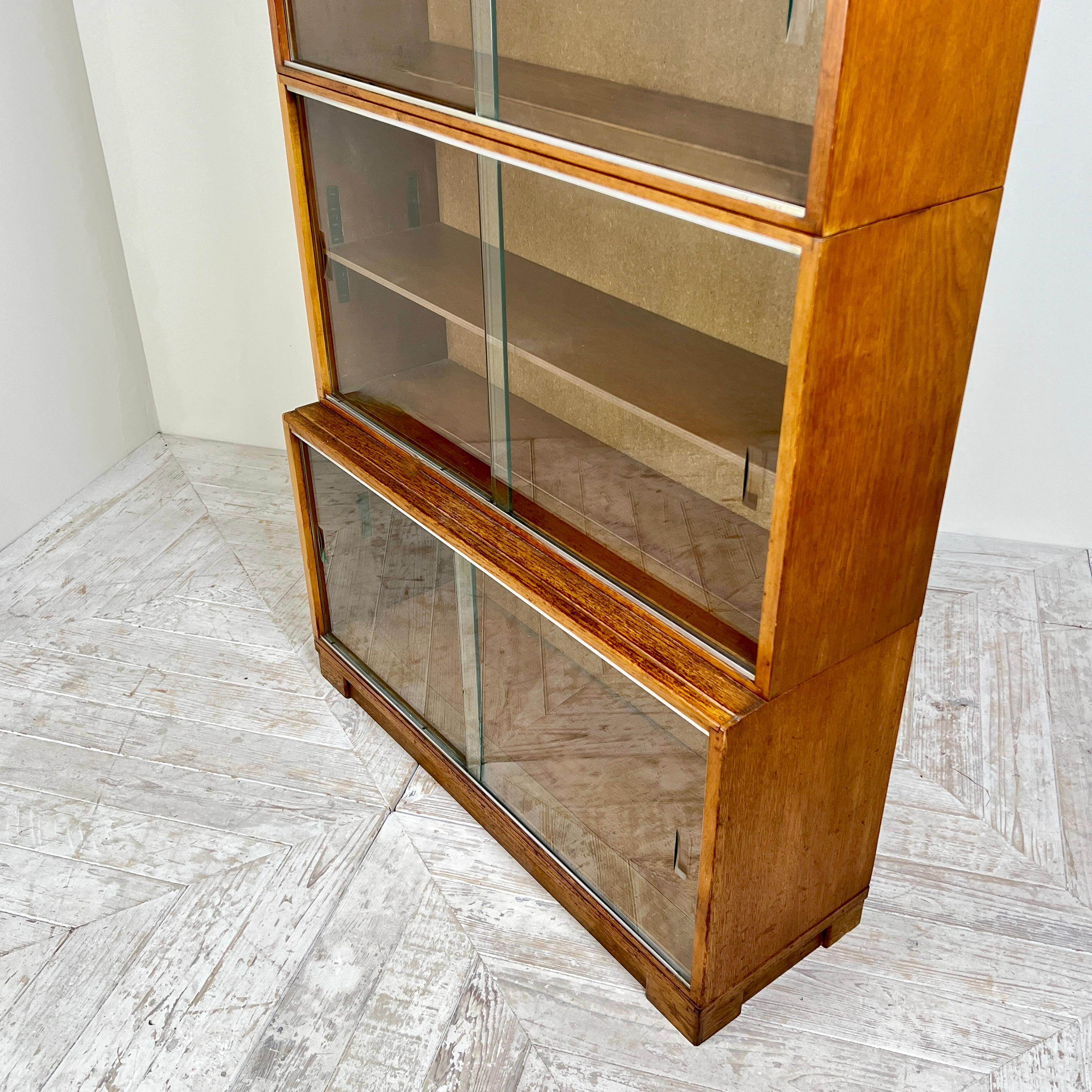 Modulares Stapelbares Bücherregal aus der Mitte des Jahrhunderts von Minty Of Oxford (fünf verfügbar) im Zustand „Gut“ im Angebot in London, GB