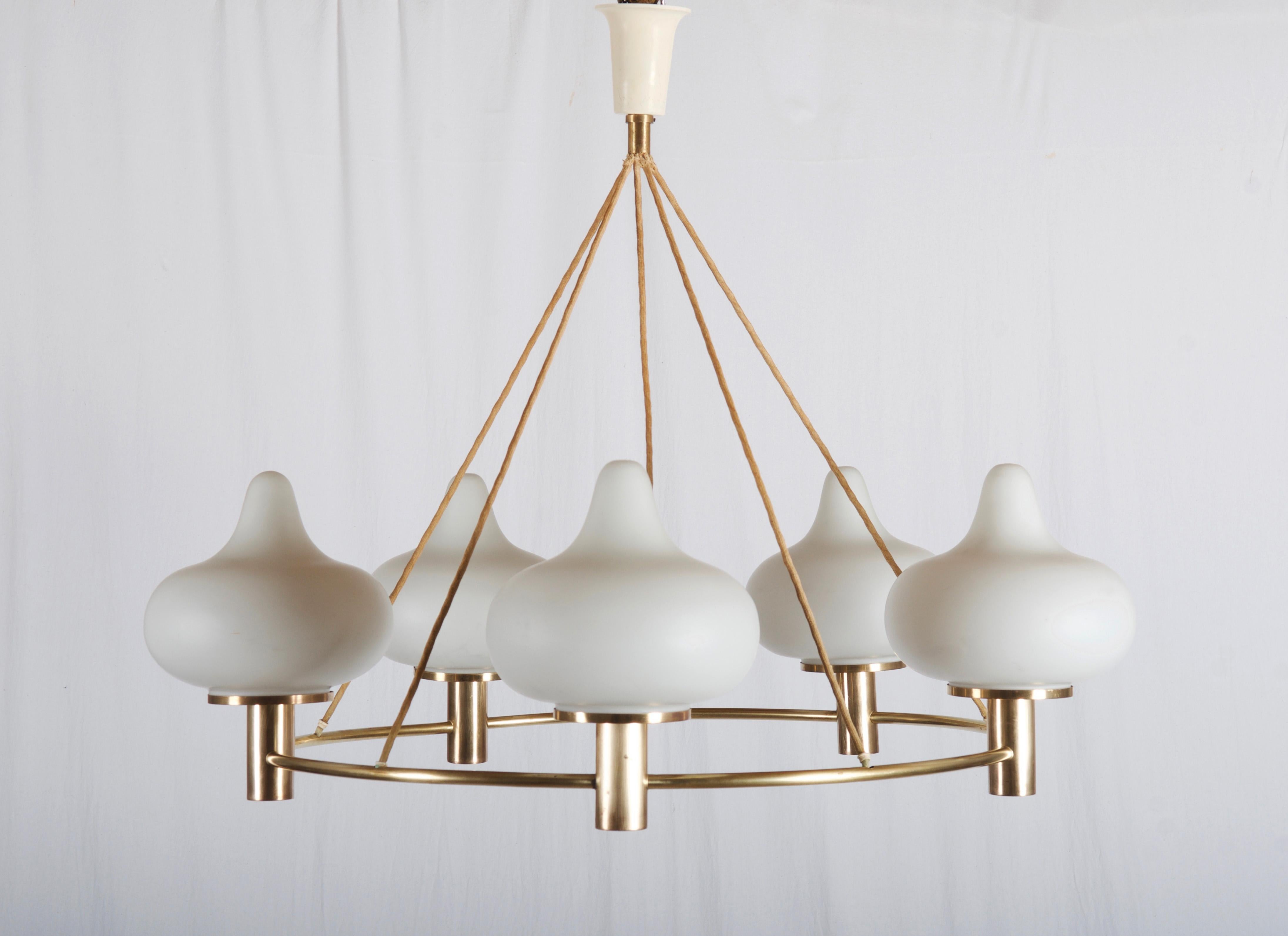 Brass construction fitted with five E27 sockets and matte opaline glass shades. Designed in Denmark in 1953 by Mogens Hammer & Henning Moldenhawer for Louis Poulsen. Ø 90cm.
    