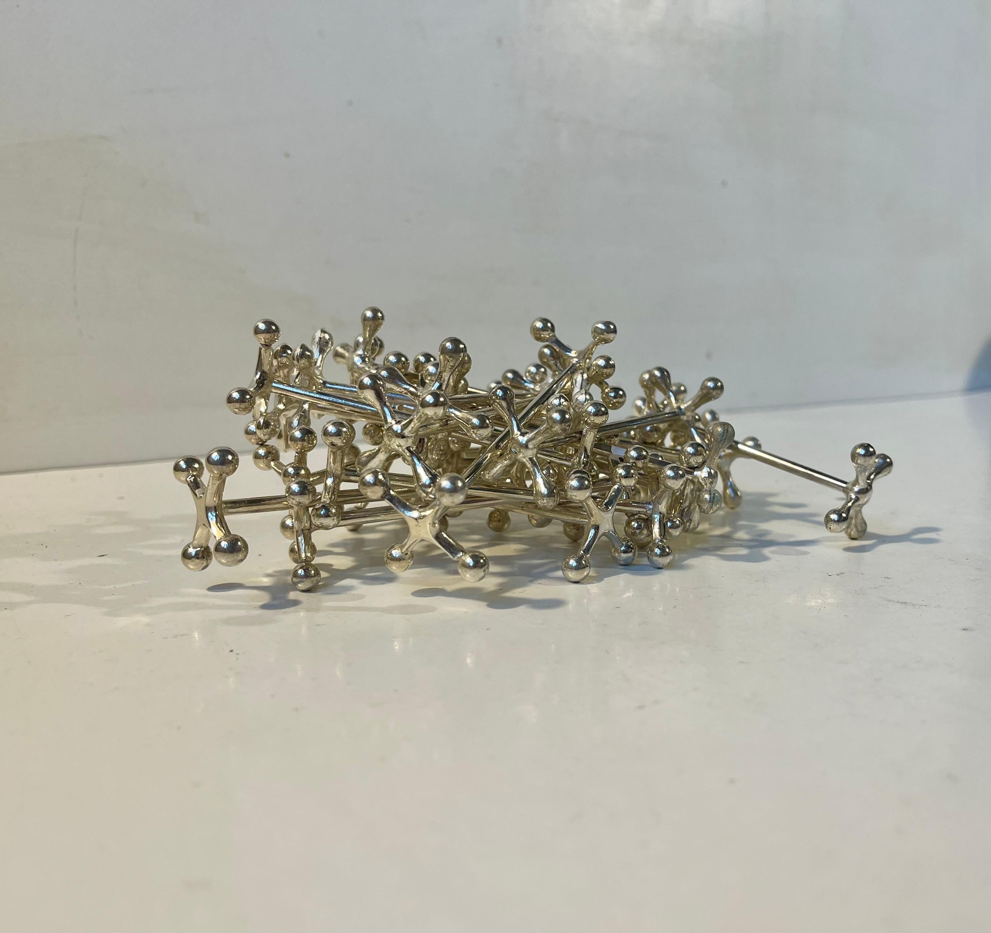 In the style of French Christofle comes this set of molecular knife benches/rests. Unclear markings and hallmarks. Our acid test show 925/1000 silver but they could also be heavily silver-plated. If not French the set was made in either Scandinavia