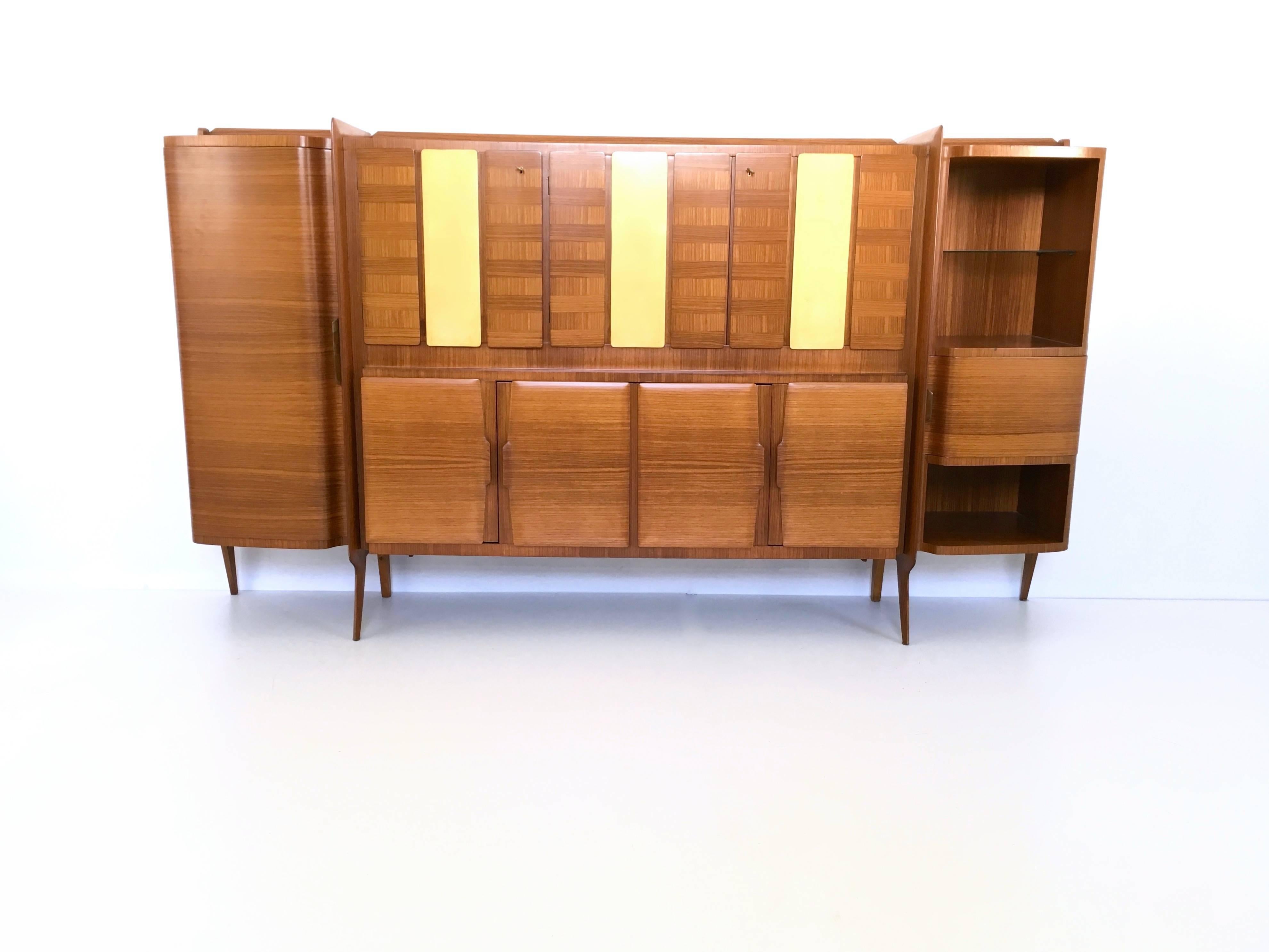 Made in Italy, 1950s.
It features parchment panels and it is made in a rare exotic wood.
Its bar part features mirrored glass interiors.
This is a vintage piece, therefore it might show slight traces of use, but it can be considered as in excellent