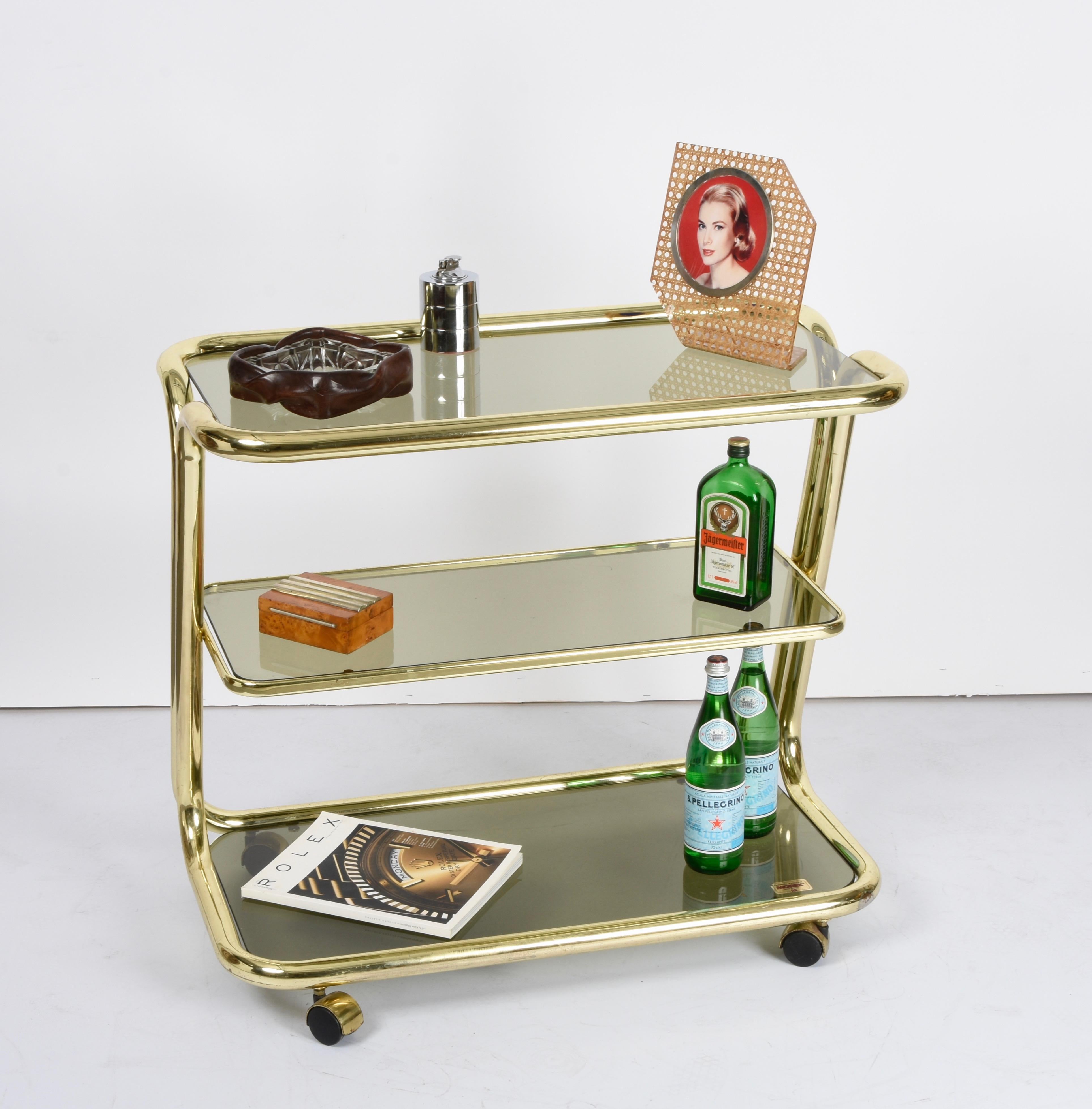 Chariot de bar italien Morex à trois niveaux en laiton et verre fumé du milieu du siècle dernier, 1970 en vente 9