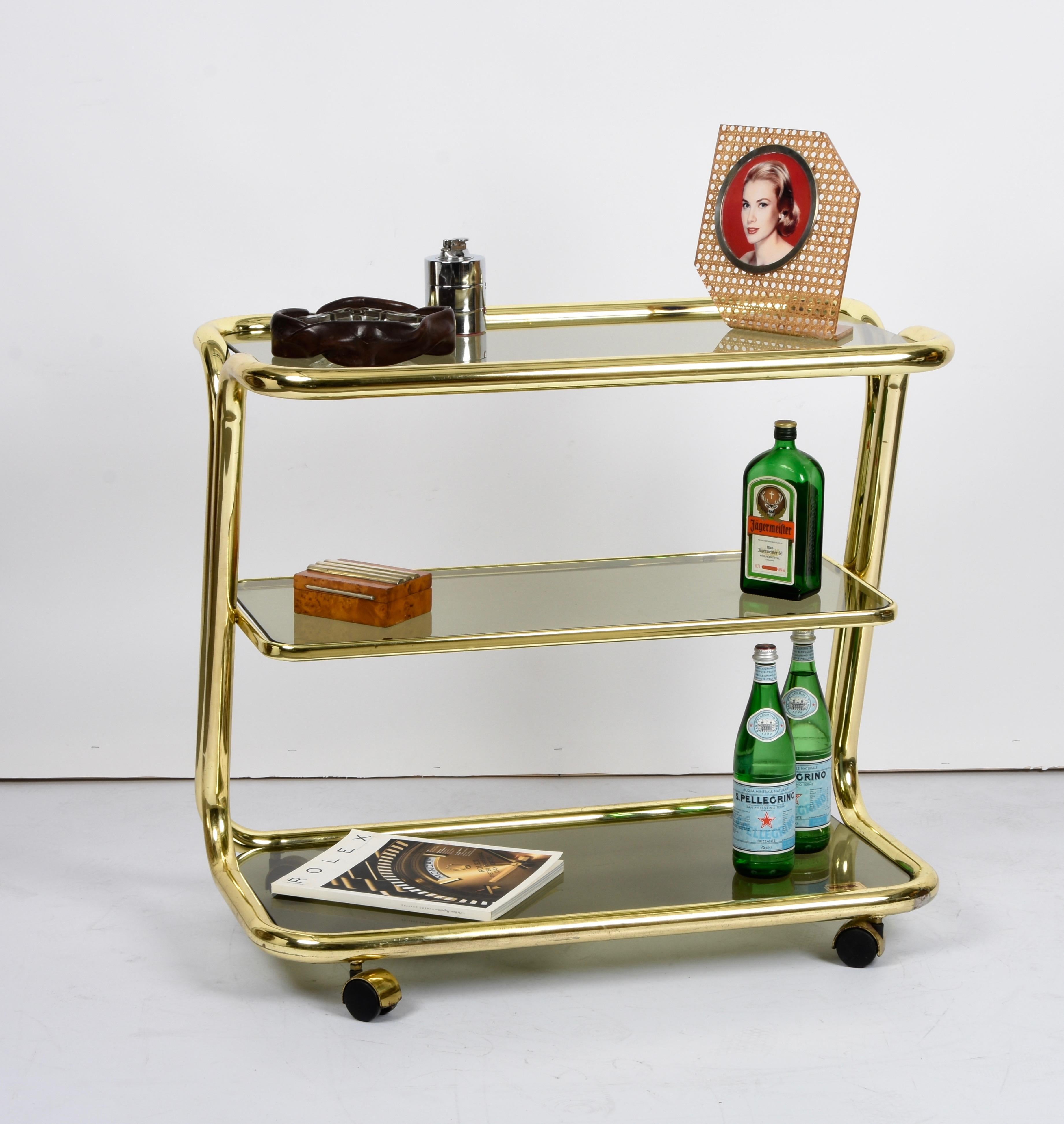 Chariot de bar italien Morex à trois niveaux en laiton et verre fumé du milieu du siècle dernier, 1970 en vente 11