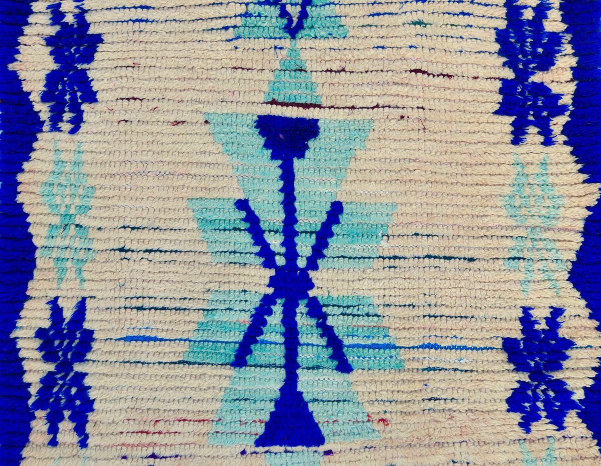 Marokkanischer Aqua- und Indigo-Boujad-Läufer aus der Mitte des Jahrhunderts 3'11 X 8'4 (Handgewebt) im Angebot