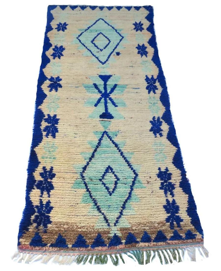 Marokkanischer Aqua- und Indigo-Boujad-Läufer aus der Mitte des Jahrhunderts 3'11 X 8'4 im Zustand „Gut“ im Angebot in Los Angeles, CA