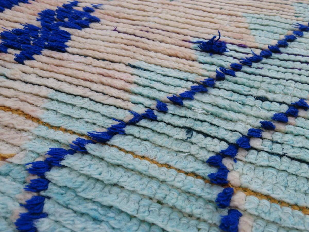 Marokkanischer Aqua- und Indigo-Boujad-Läufer aus der Mitte des Jahrhunderts 3'11 X 8'4 im Angebot 1