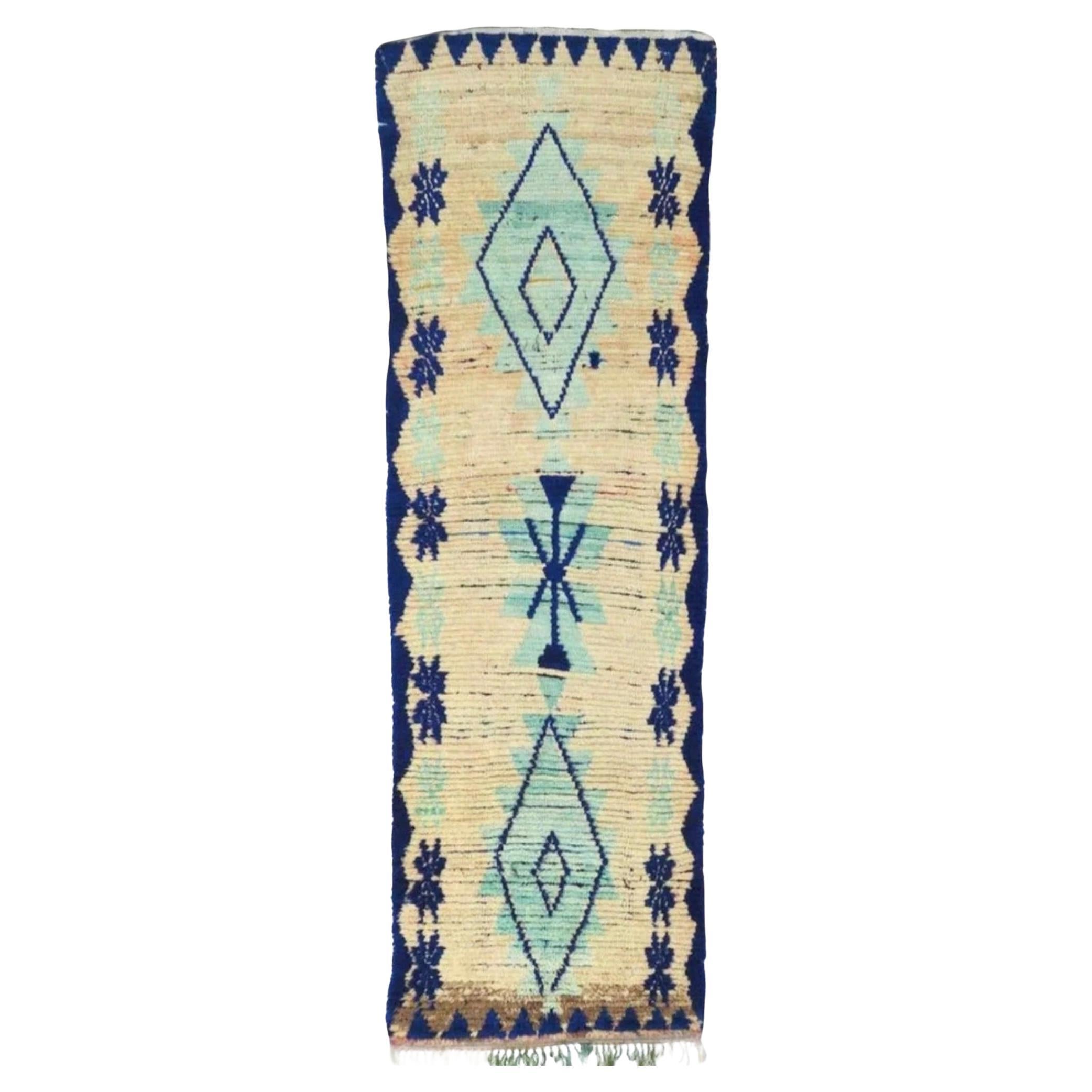 Marokkanischer Aqua- und Indigo-Boujad-Läufer aus der Mitte des Jahrhunderts 3'11 X 8'4 im Angebot