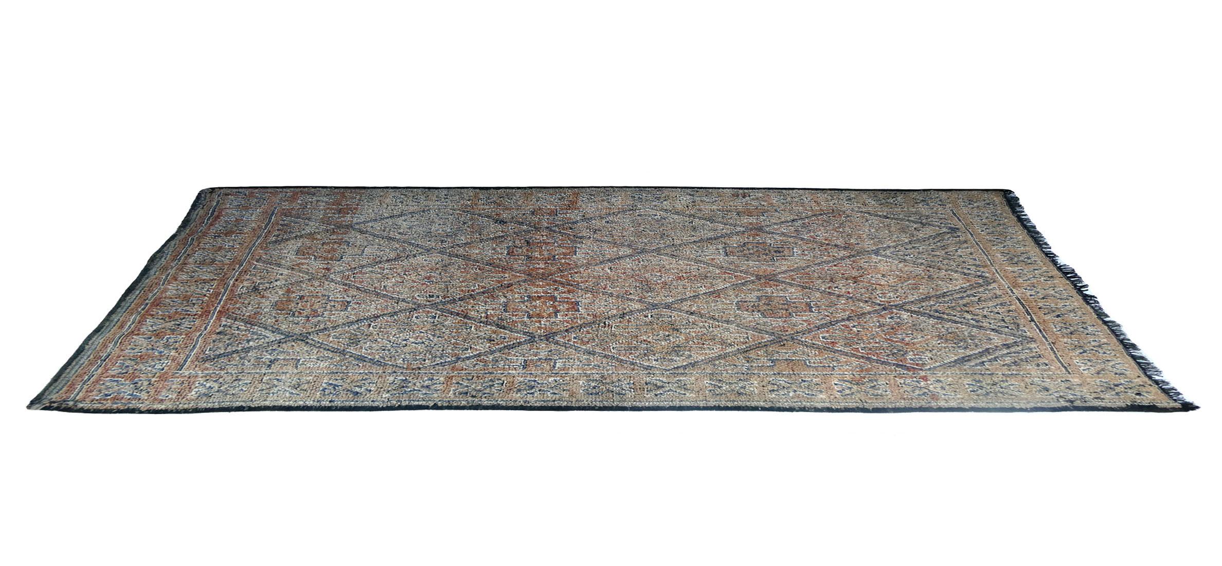 Tappeto Beni Mguild marocchino di metà secolo, tessuto a mano con tonalità di lana beige e grigio-blu in un complesso motivo berbero a rombi e simboli. 
I tappeti Beni Mguild sono un esempio ricco e distintivo di artigianato marocchino, tessuti