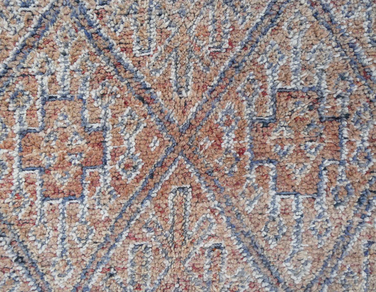 Tessuto a mano Tappeto Beni Mguild marocchino di metà secolo  6'5 x 9'5 in vendita