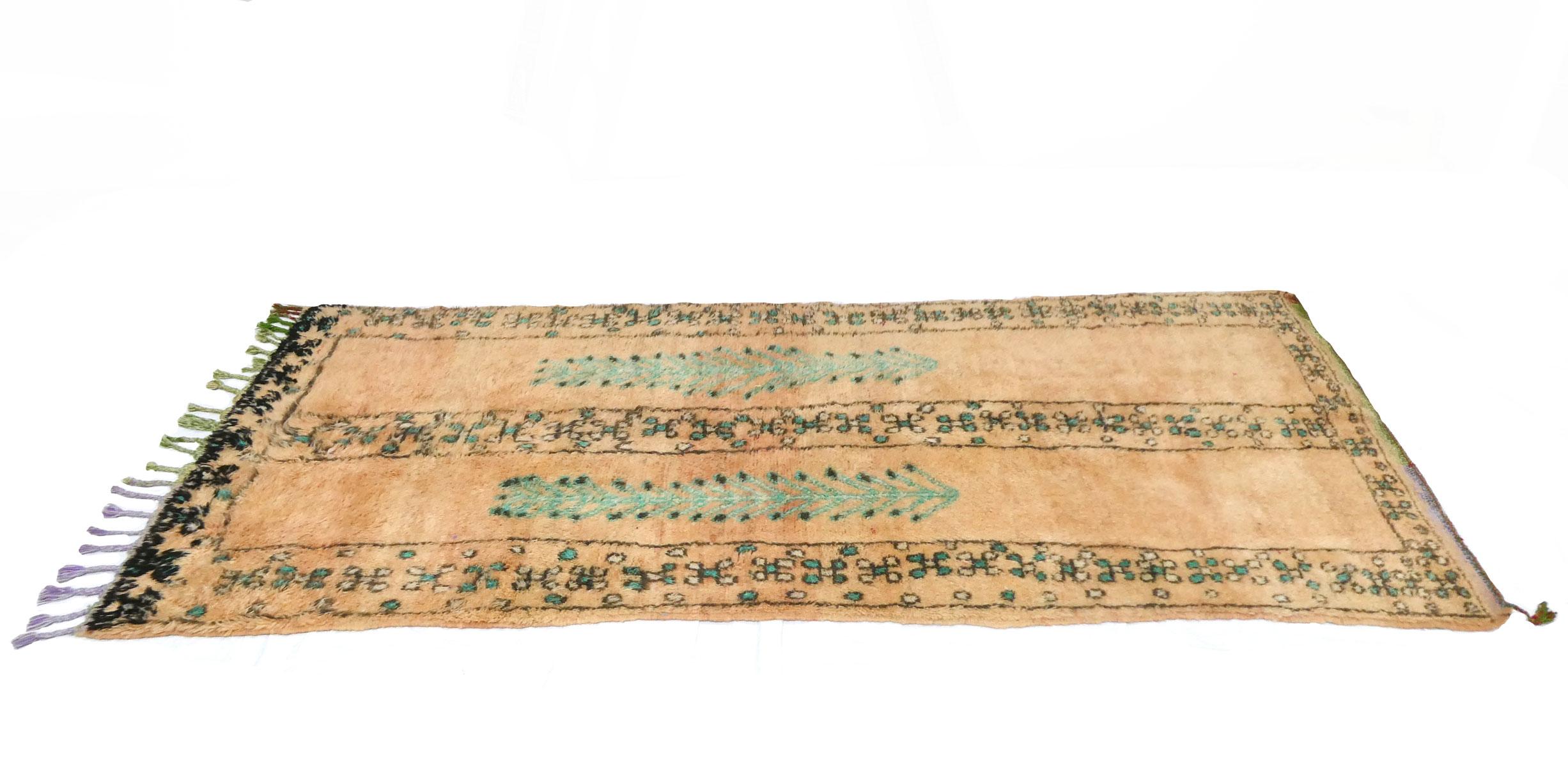 Midcentury Moroccan Boujad  Honey Wool Rug 4'5 x 8'11 For Sale 1