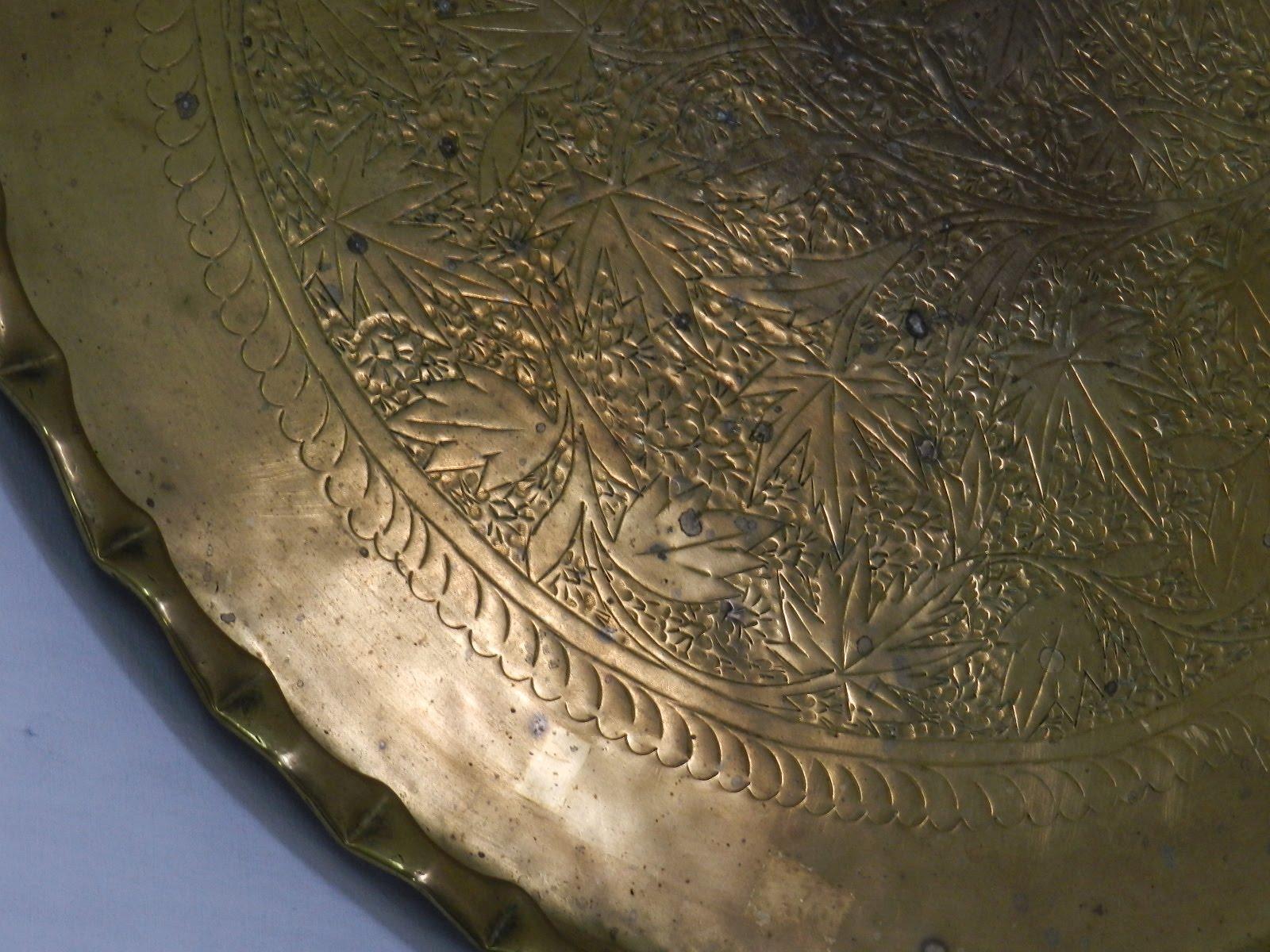 Midcentury Moroccan Brass Tray Table on Spider Folding Stand Moorish In Good Condition In Labrit, Landes