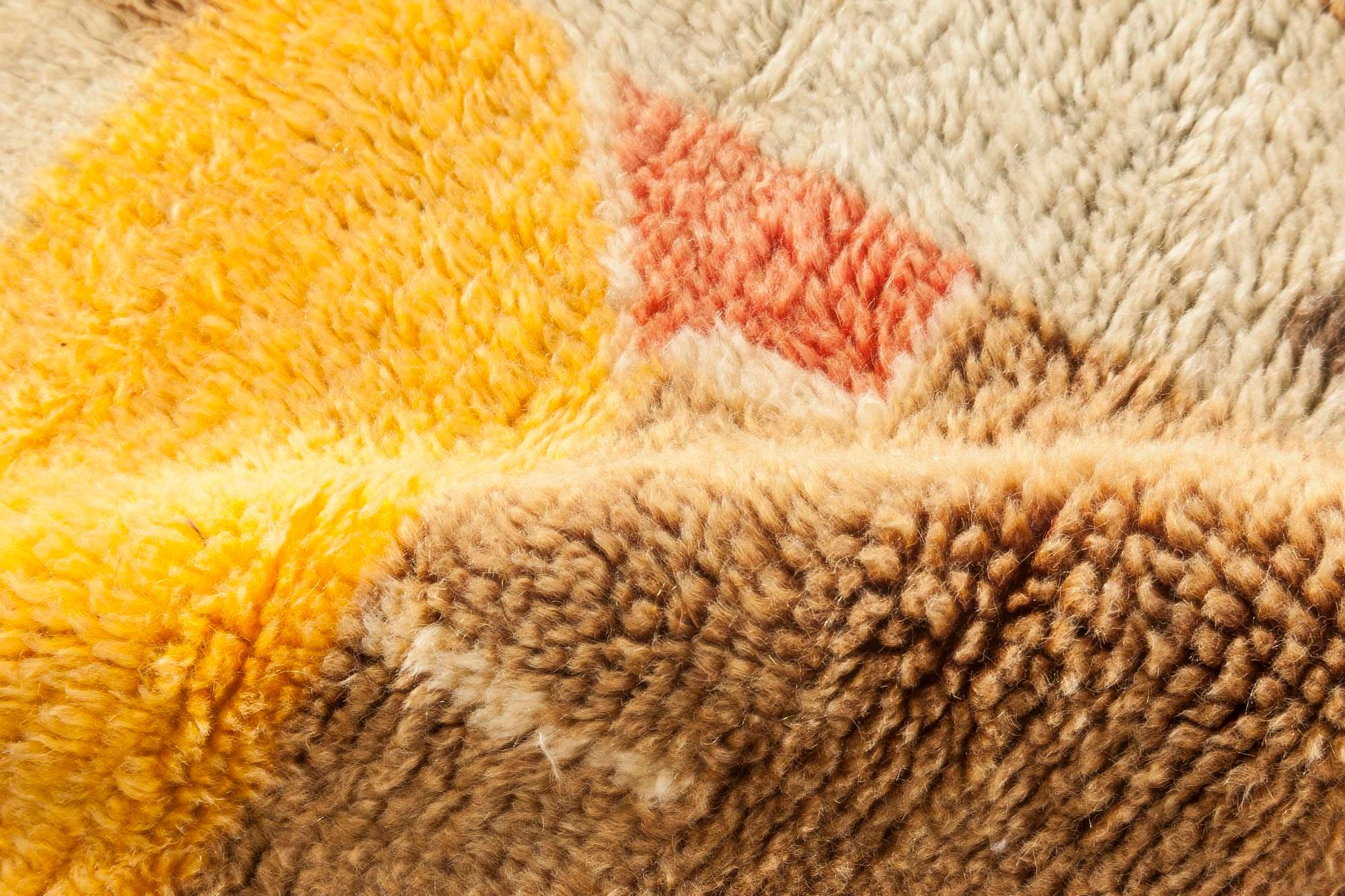 Tapis en laine marocain du milieu du siècle fait à la main
Taille : 5'0
