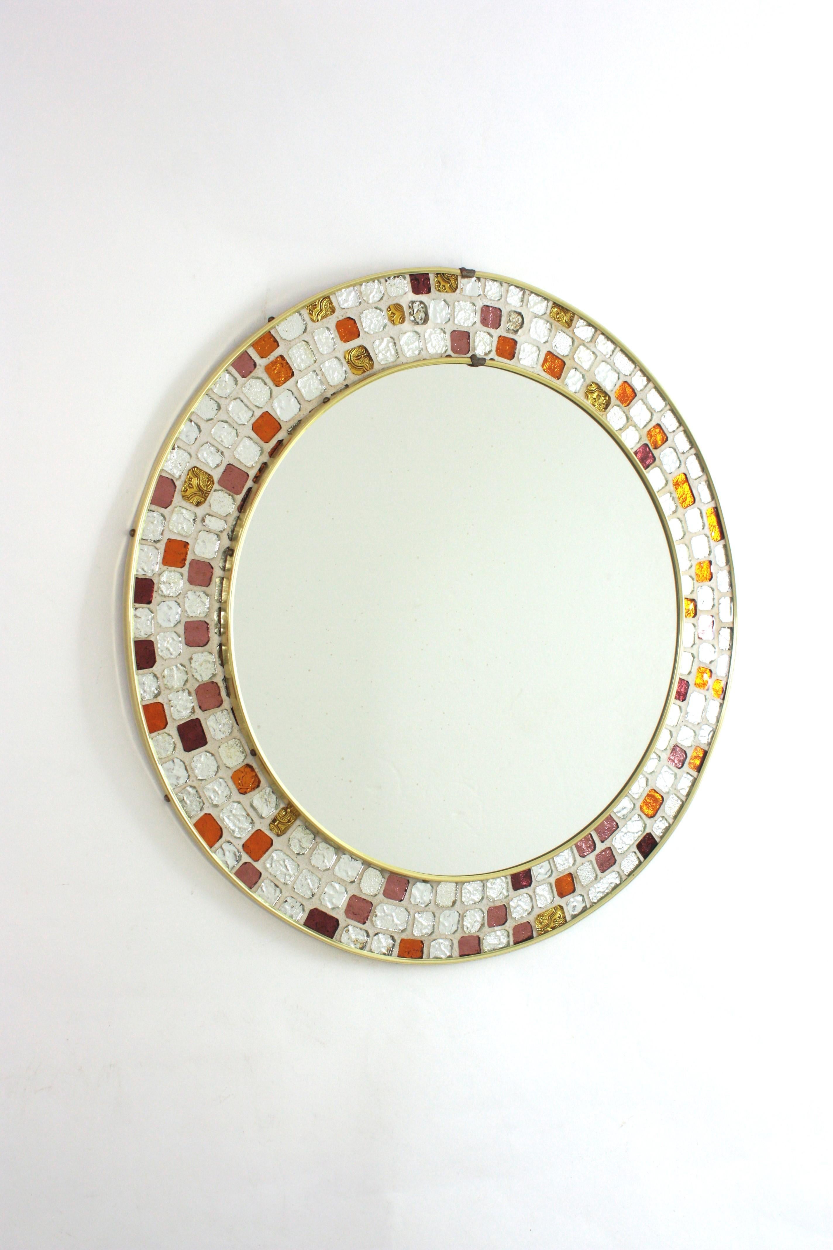 Mehrfarbiger runder Wandspiegel mit Mosaikrahmen aus Kunstglas
Spanischer runder Mosaikspiegel aus der Mitte des Jahrhunderts, umrahmt von mehrfarbigen, strukturierten Glasfliesen. Spanien, 1960er Jahre
Dieser wunderschöne Spiegel im