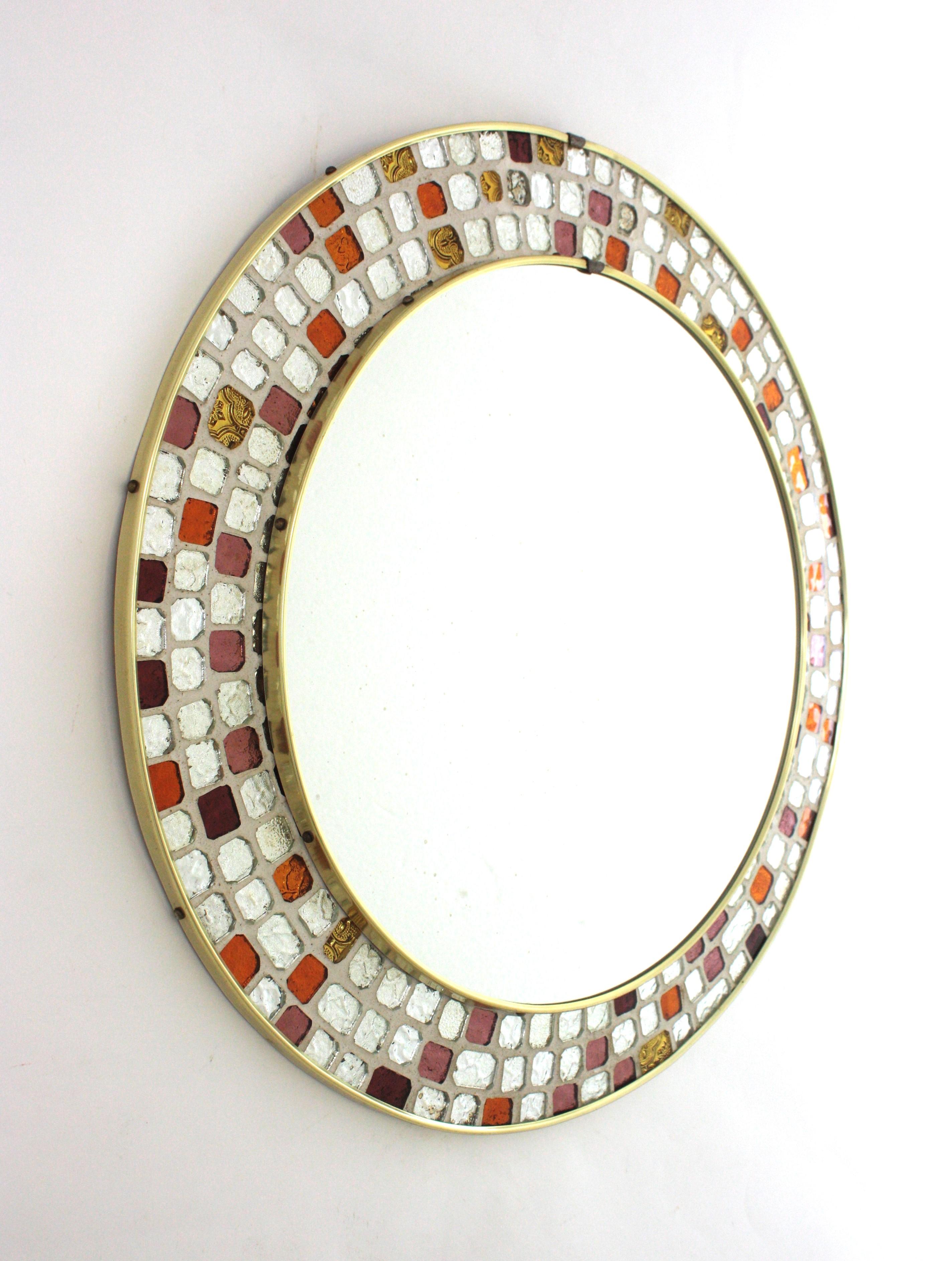 Midcentury Mosaik runder Wandspiegel, Multicolor & versilberte Kunstglasfliesen Rahmen (Spanisch) im Angebot